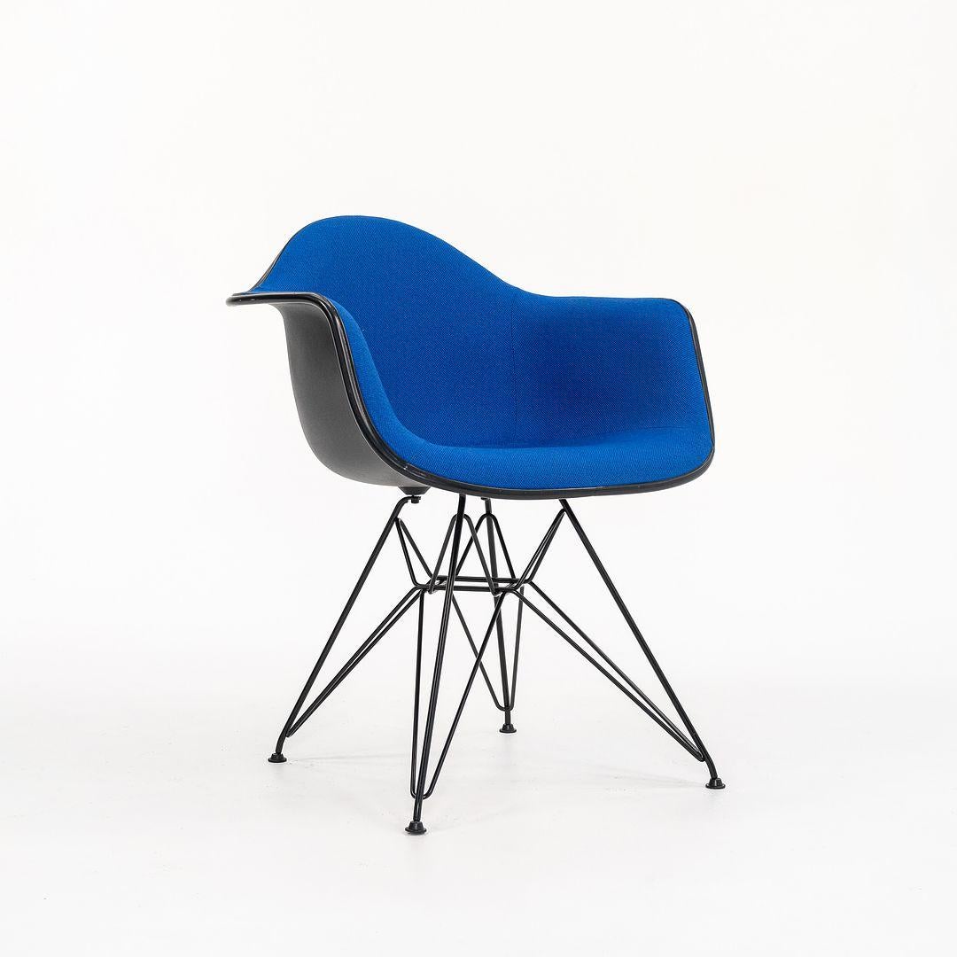 2016 Herman Miller Eames DAR Esszimmerstuhl aus Fiberglas in Blau, 3x verfügbar (21. Jahrhundert und zeitgenössisch) im Angebot