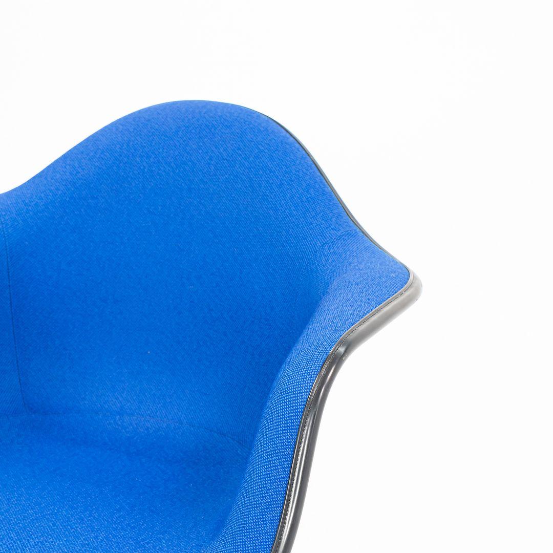 2016 Herman Miller Eames DAR Esszimmerstuhl aus Fiberglas in Blau, 3x verfügbar (Stoff) im Angebot