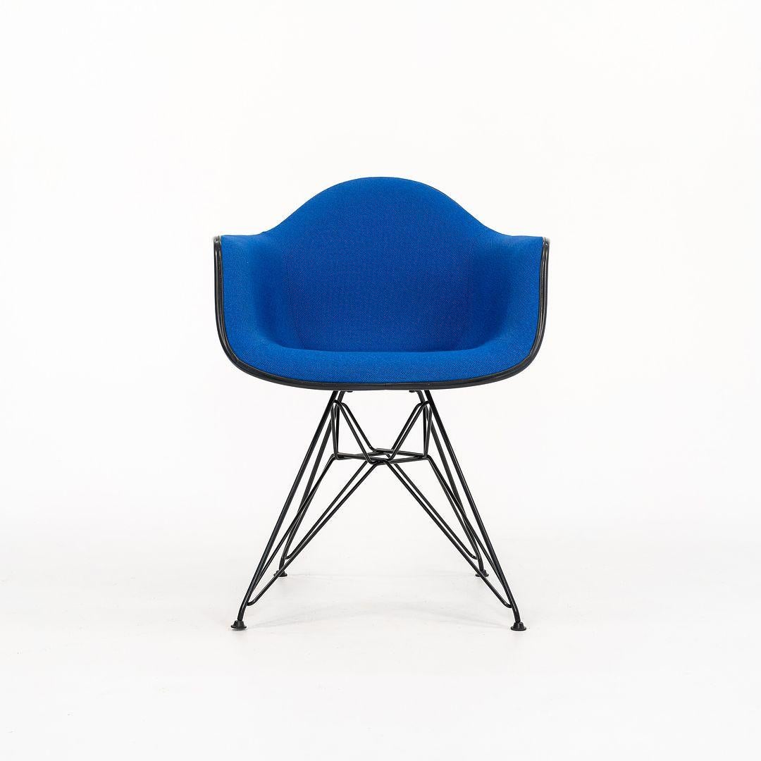2016 Herman Miller Eames DAR Esszimmerstuhl aus Fiberglas in Blau, 3x verfügbar im Angebot 1