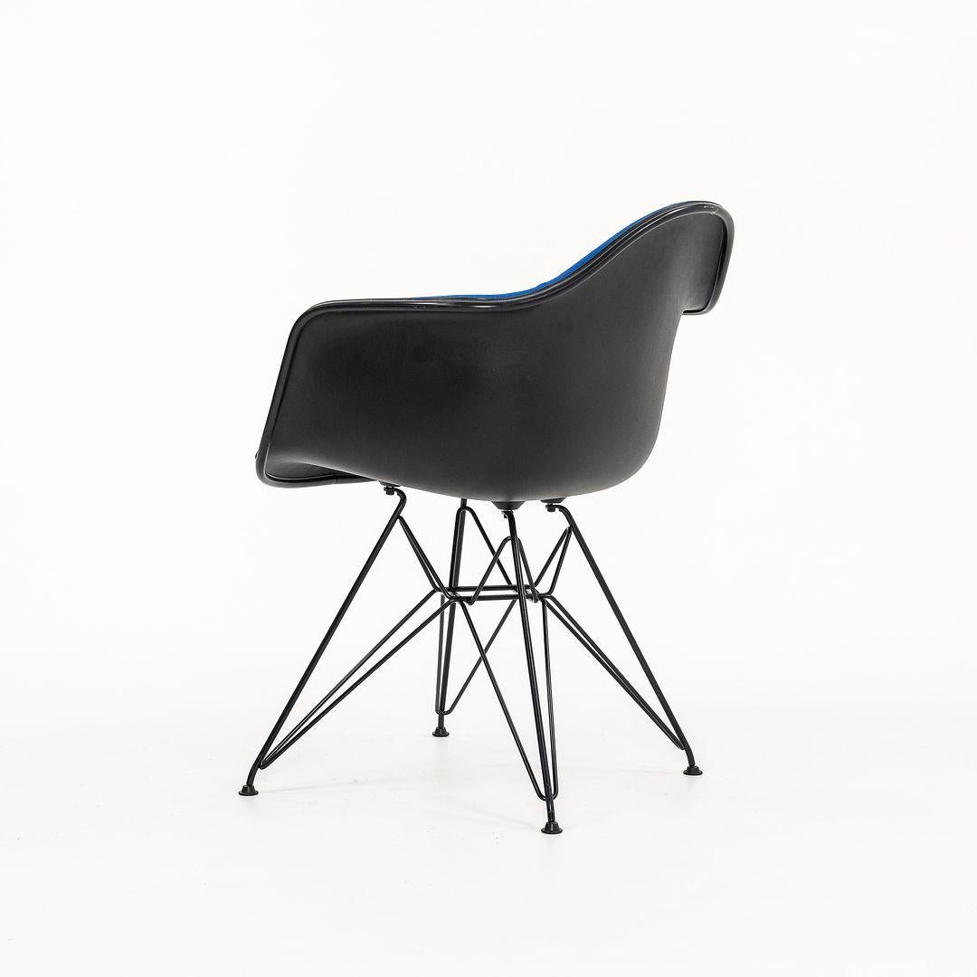 2016 Herman Miller Eames DAR Esszimmerstuhl aus Fiberglas in Blau, 3x verfügbar im Angebot 2