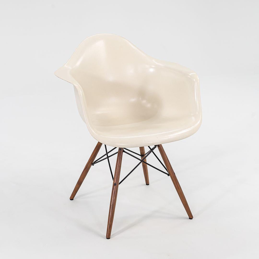 2016 Herman Miller Eames DFAW Poltrone a conchiglia in fibra di vetro in pergamena con base in vendita 3