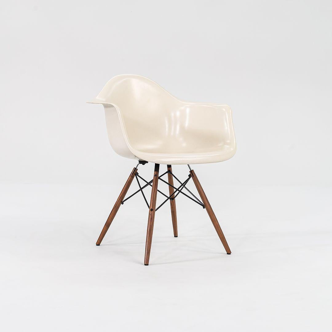 Si tratta delle poltrone DFAW in fibra di vetro pergamena con base in noce, progettate inizialmente da Charles e Ray Eames nel 1950. Questi esempi risalgono al 2016. Il prezzo indicato comprende una sedia, ma abbiamo diverse sedie disponibili per