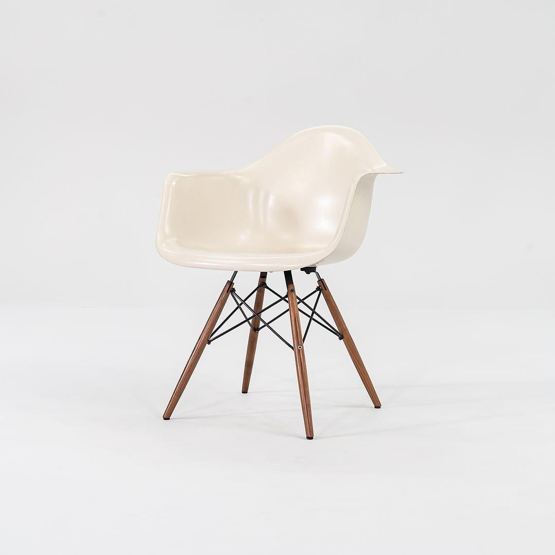 Moderno 2016 Herman Miller Eames DFAW Poltrone a conchiglia in fibra di vetro in pergamena con base in vendita
