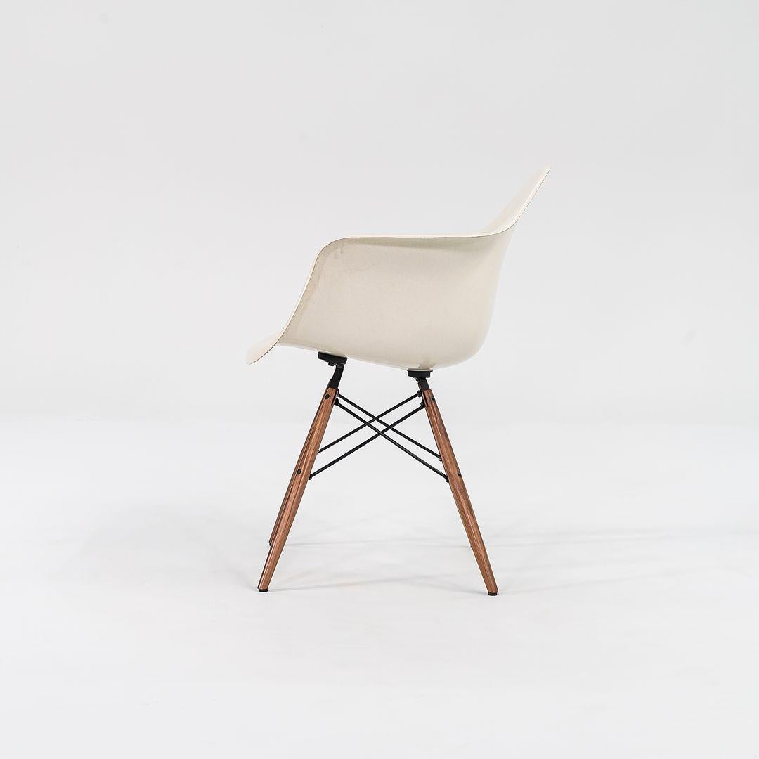 Americano 2016 Herman Miller Eames DFAW Poltrone a conchiglia in fibra di vetro in pergamena con base in vendita