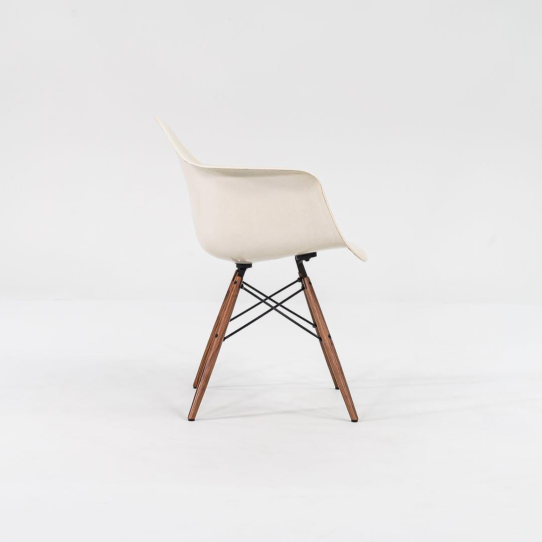 2016 Herman Miller Eames DFAW Poltrone a conchiglia in fibra di vetro in pergamena con base In condizioni buone in vendita a Philadelphia, PA