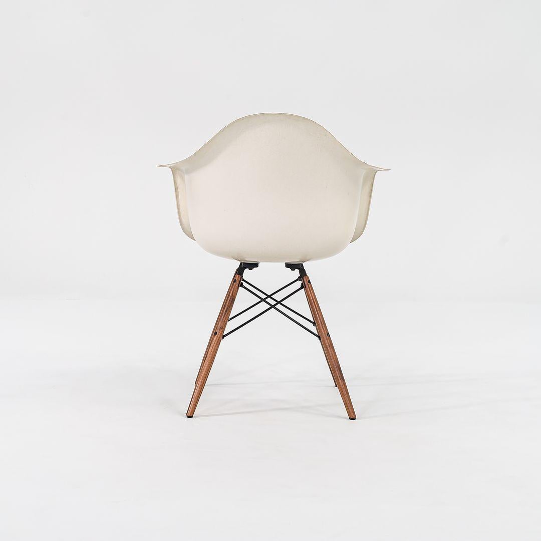 XXI secolo e contemporaneo 2016 Herman Miller Eames DFAW Poltrone a conchiglia in fibra di vetro in pergamena con base in vendita