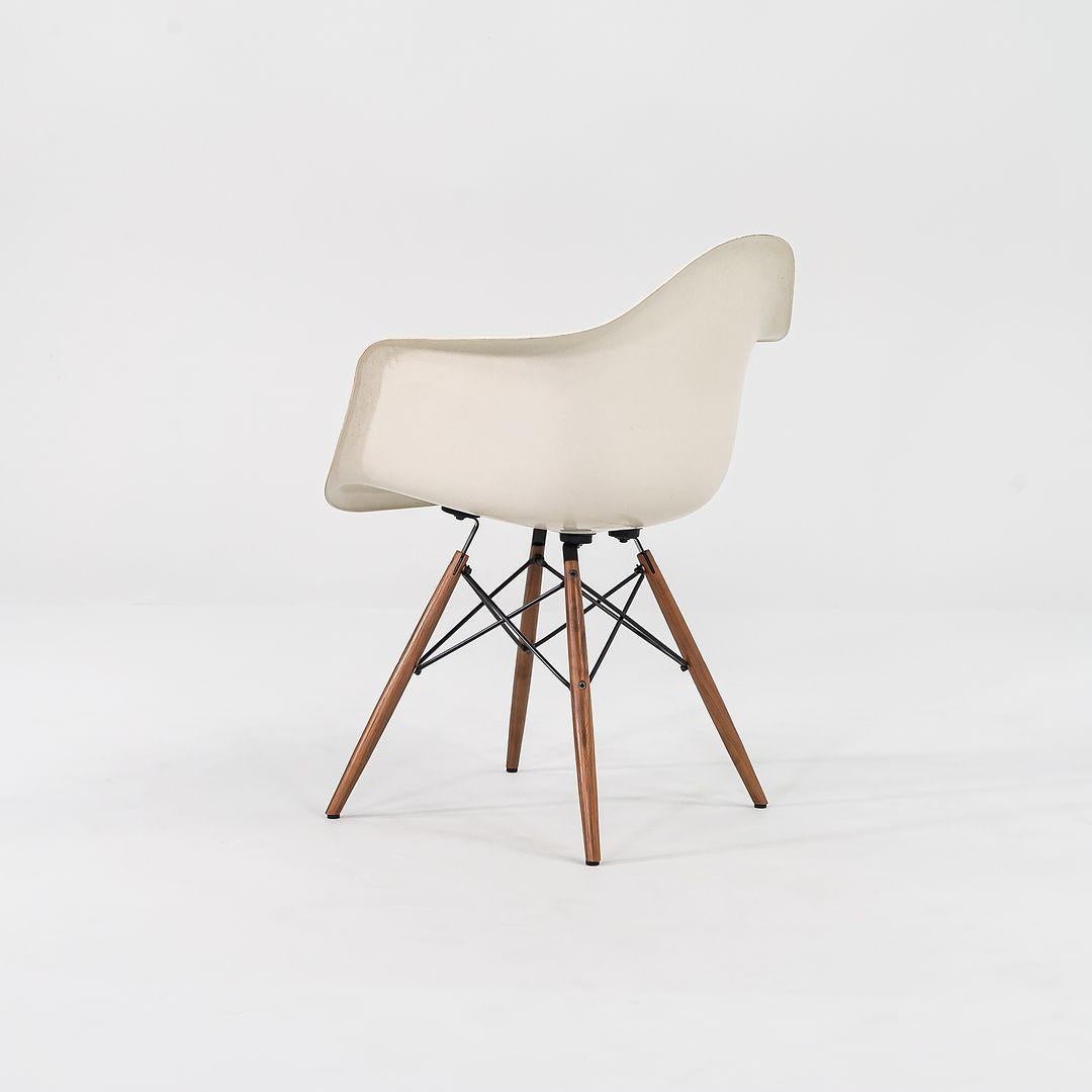 Acciaio 2016 Herman Miller Eames DFAW Poltrone a conchiglia in fibra di vetro in pergamena con base in vendita