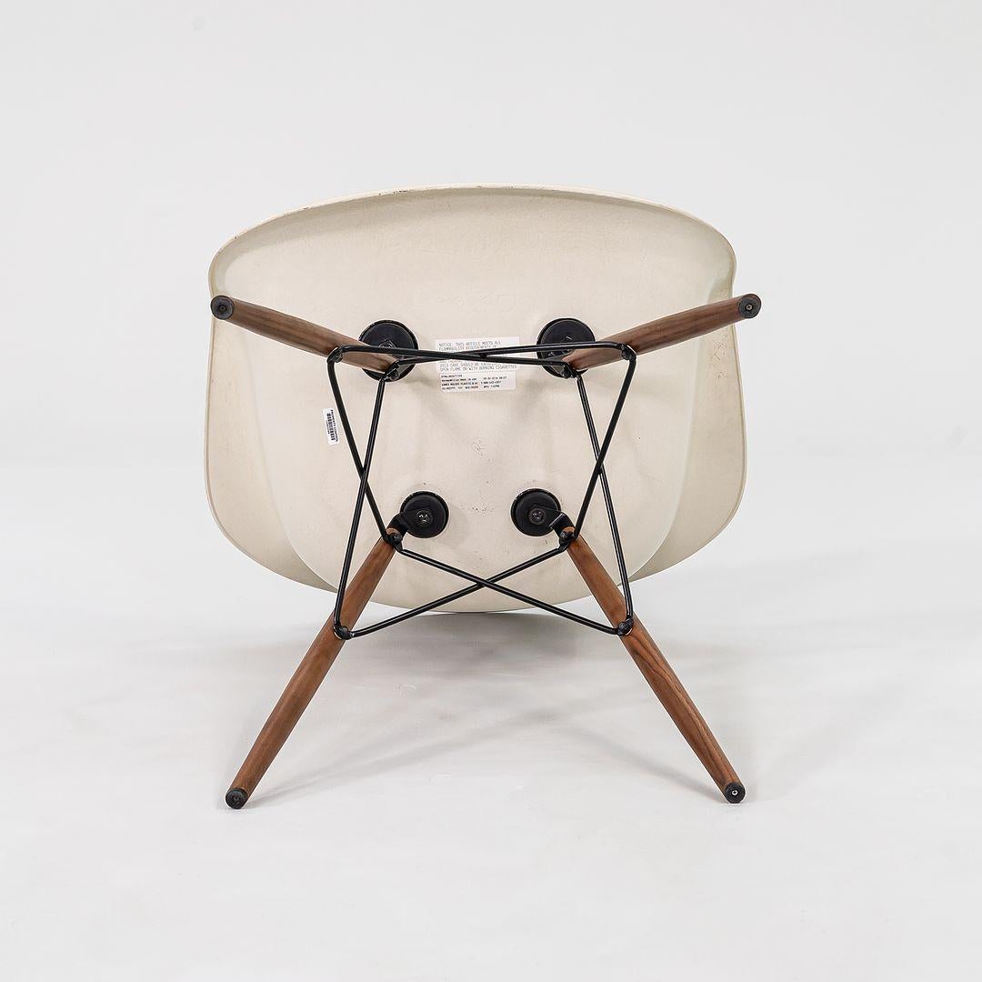 2016 Herman Miller Eames DFAW Poltrone a conchiglia in fibra di vetro in pergamena con base in vendita 1