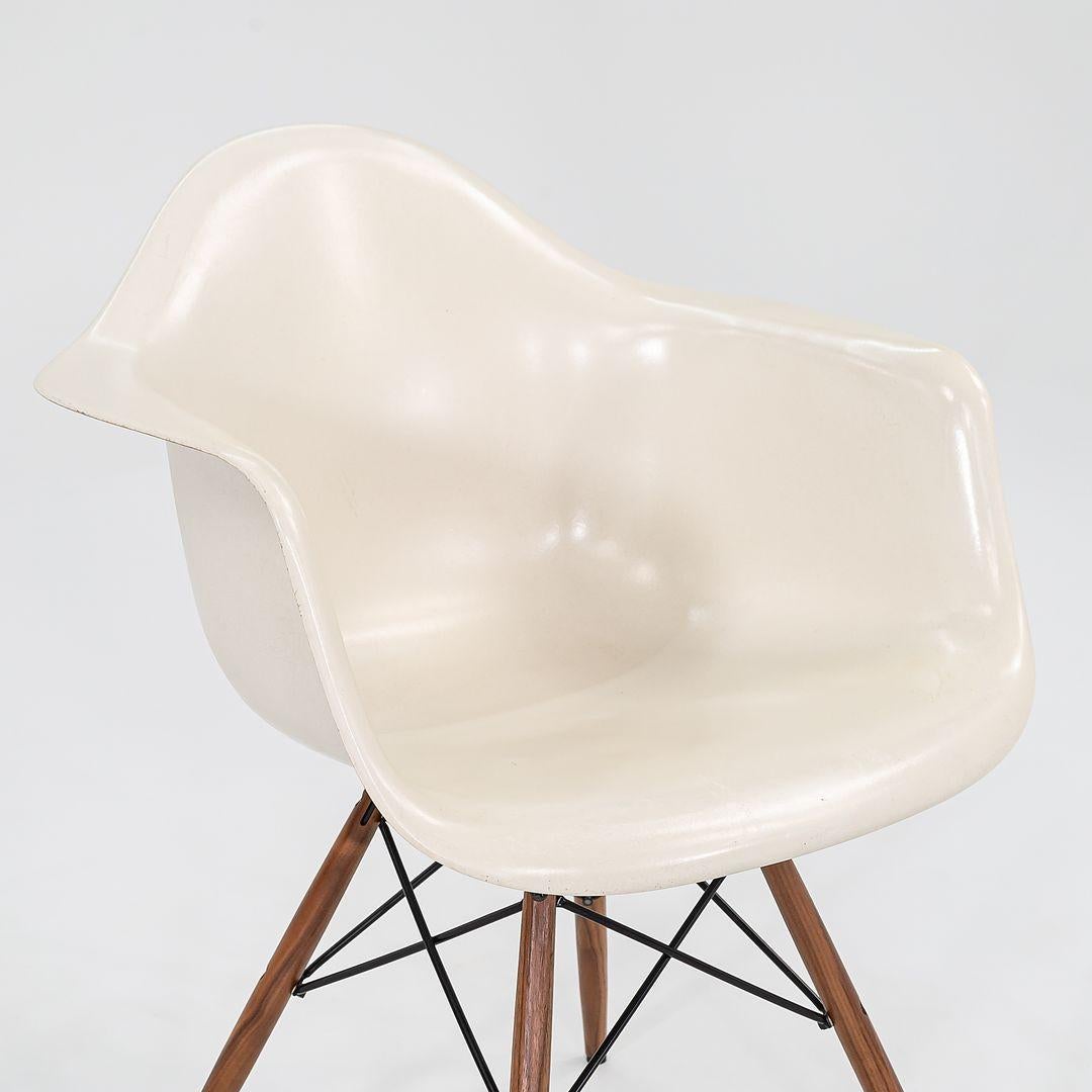 2016 Herman Miller Eames DFAW Poltrone a conchiglia in fibra di vetro in pergamena con base in vendita 2