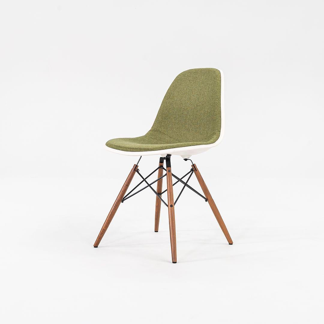 Il s'agit d'une chaise d'appoint Eames DSW, initialement conçue par Ray et Charles Eames pour Herman Miller en 1948. Cet exemple a été produit par Herman Miller aux États-Unis en 2016, et le prix indiqué comprend un DSW. Le design comprend une coque