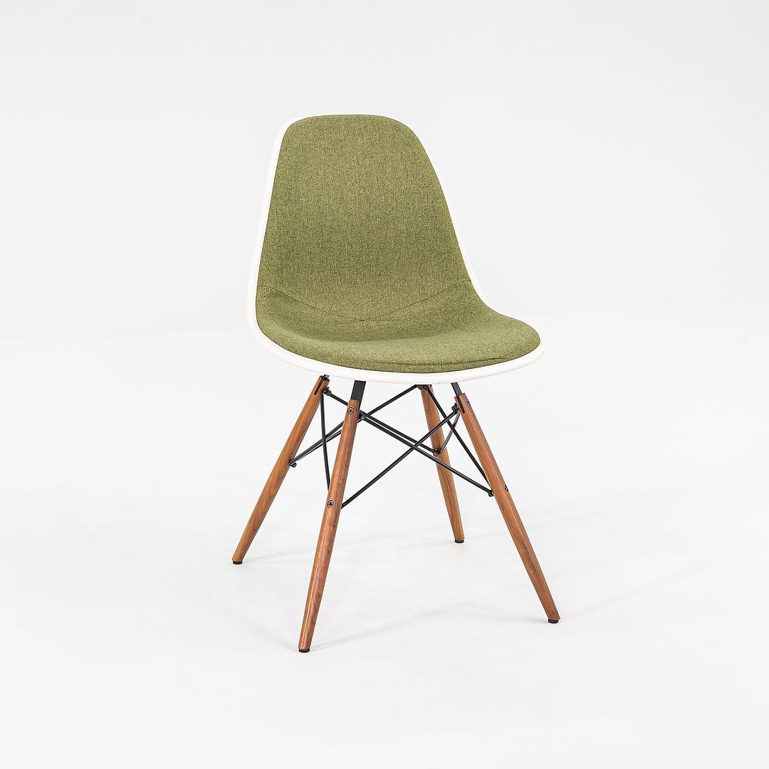Moderne 2016 Herman Miller Eames Green Upholstered DSW Side Chair with Walnut Dowel Base (Chaise d'appoint DSW à base de goujons en noyer) en vente