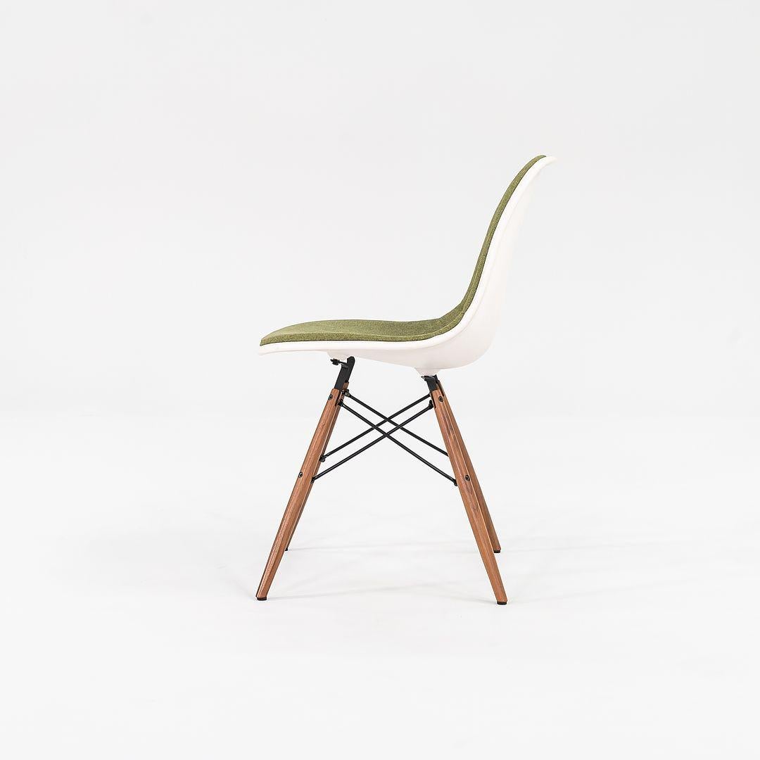 Américain 2016 Herman Miller Eames Green Upholstered DSW Side Chair with Walnut Dowel Base (Chaise d'appoint DSW à base de goujons en noyer) en vente