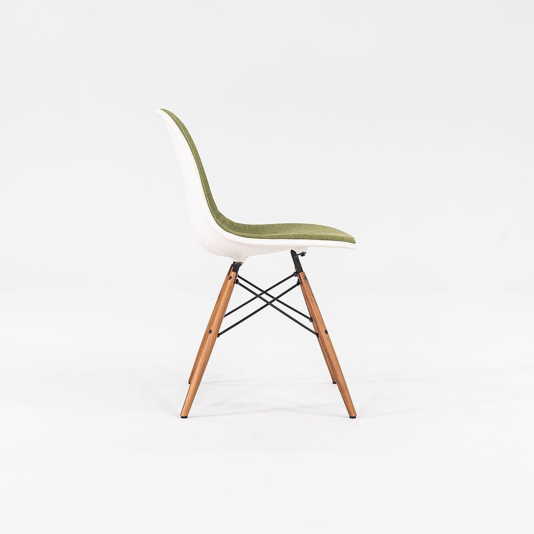 2016 Herman Miller Eames Green Upholstered DSW Side Chair with Walnut Dowel Base (Chaise d'appoint DSW à base de goujons en noyer) Bon état - En vente à Philadelphia, PA