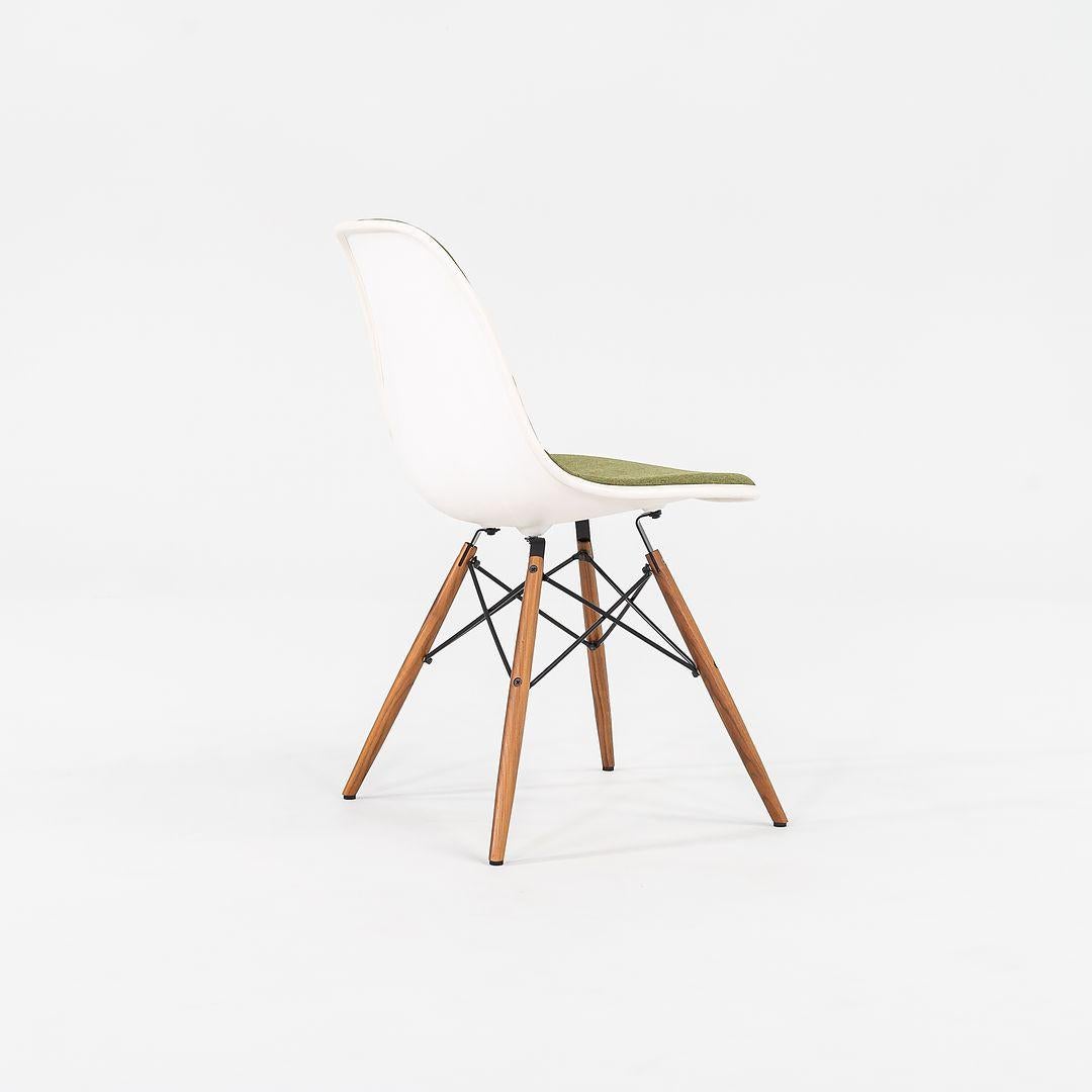 XXIe siècle et contemporain 2016 Herman Miller Eames Green Upholstered DSW Side Chair with Walnut Dowel Base (Chaise d'appoint DSW à base de goujons en noyer) en vente
