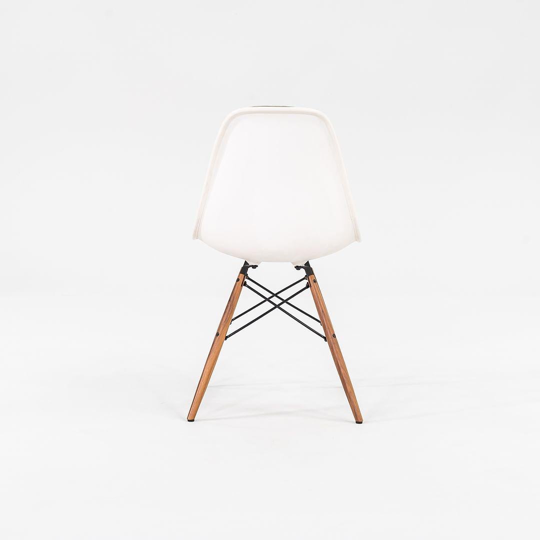 Acier 2016 Herman Miller Eames Green Upholstered DSW Side Chair with Walnut Dowel Base (Chaise d'appoint DSW à base de goujons en noyer) en vente