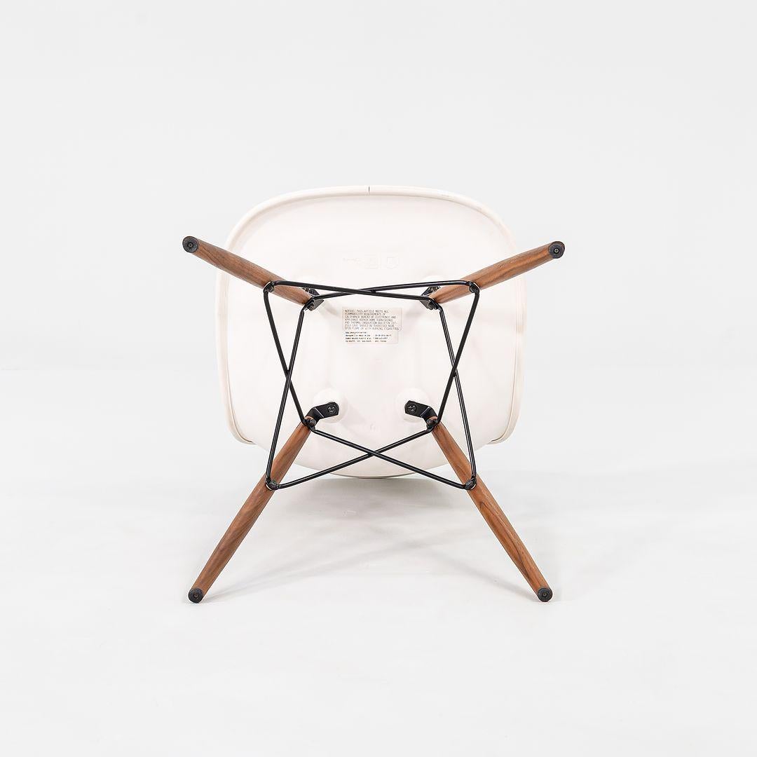 2016 Herman Miller Eames Green Upholstered DSW Side Chair with Walnut Dowel Base (Chaise d'appoint DSW à base de goujons en noyer) en vente 1