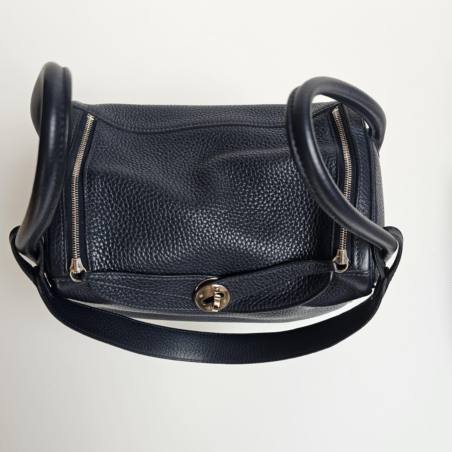 Lindy 26 in bleu nuit (almost black) with palladium hardware. Item shows gentle signs of wear throughout, has slightly suppled throughout. Minor rubbing on the corners. Stamp X (2016). Comes with its dust bag.