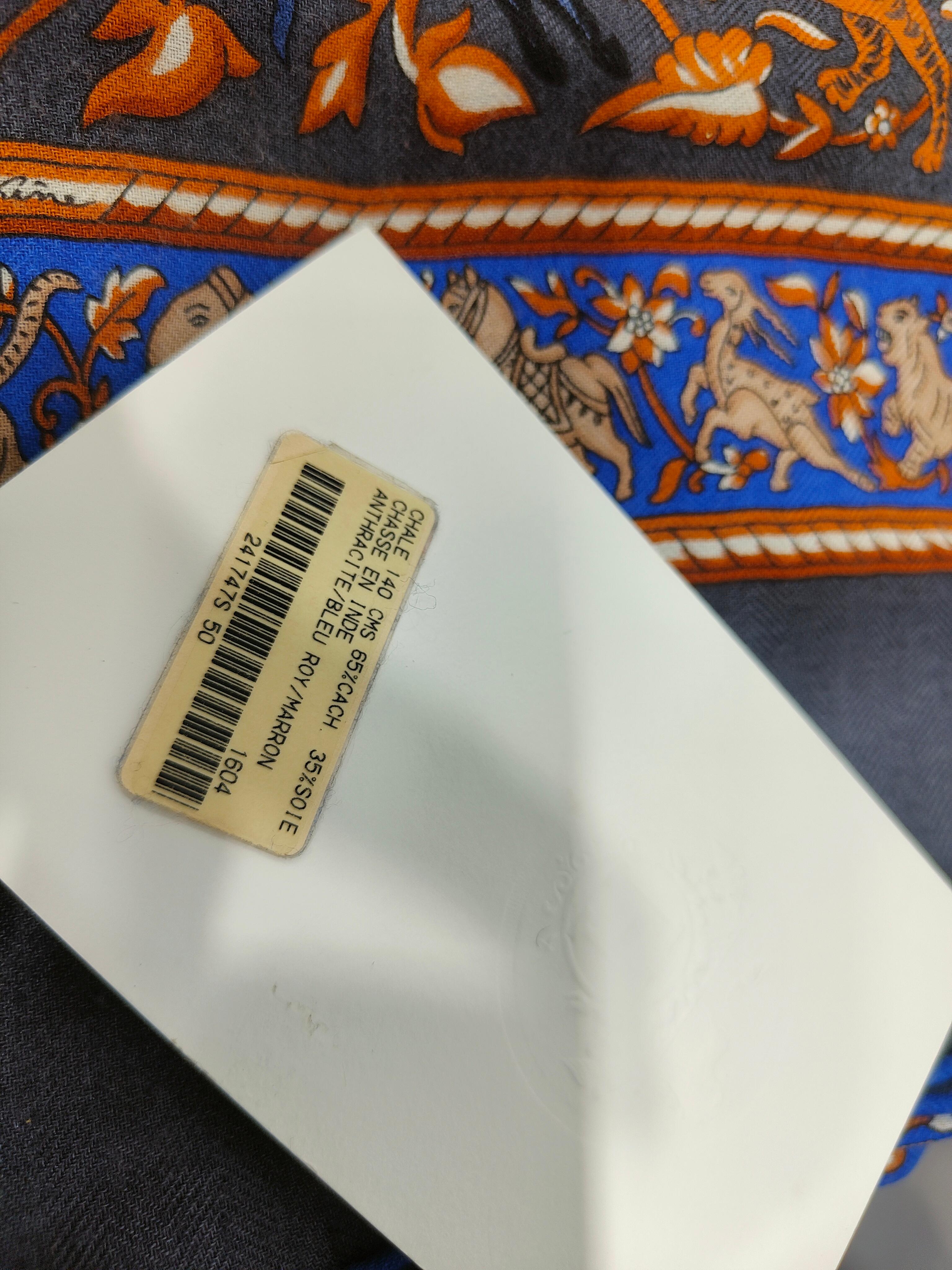 2016 Hermès Chasse EN Inde foulard 140 cm
65% cachemire, 35% soie
Couleurs : anthracite, Blue Roy et marron
Encore avec la boîte
