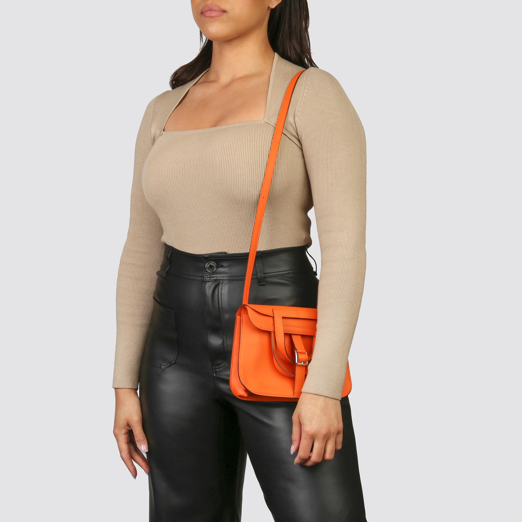 HERMÈS
Orange H Swift Leather Halzan 22

Xupes Reference: HB4490
Serial Number: X
Age (Circa): 2016
Accompanied By: Hermès Dust Bag, Box, Strap
Authenticity Details: Date Stamp (Made in France) 
Gender: Ladies
Type: Tote, Shoulder,