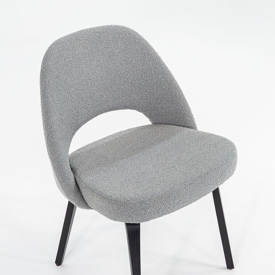 Si tratta di una coppia di sedie direzionali senza braccioli Saarinen, modello 72C, disegnate da Eero Saarinen per Knoll International nel 1950. Questi esemplari sono stati prodotti nel 2016. Il prezzo indicato comprende la coppia. Le sedute sono in