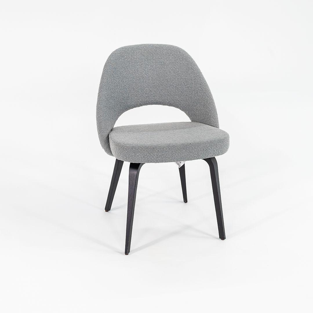 Moderno 2016 Coppia di poltrone direzionali Eero Saarinen per Knoll con tessuto a boucle grigio in vendita