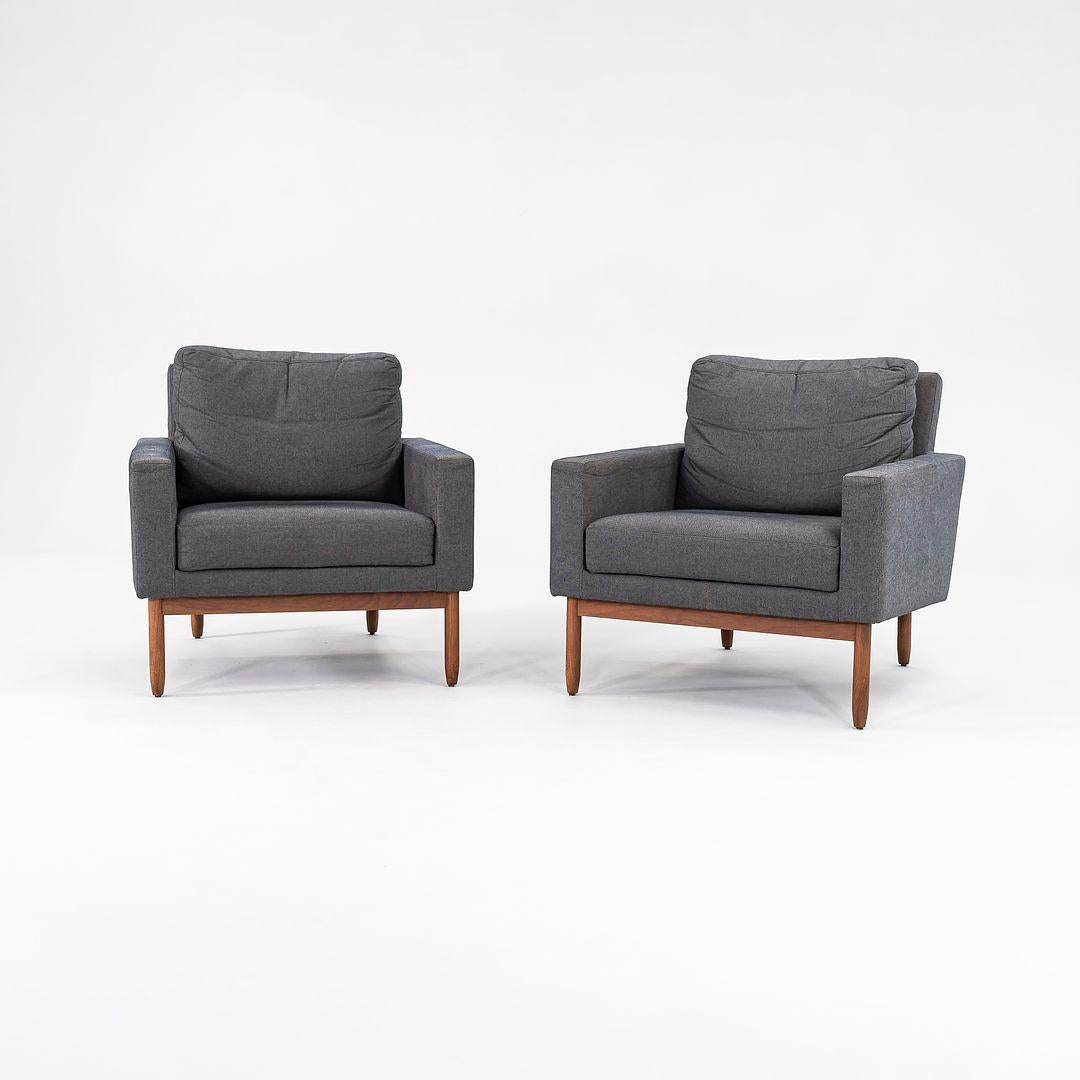 Il s'agit d'une paire de fauteuils 'ÄòRaleigh'Äô, conçus en 2009 par Jeffrey Bernett et Nicholas Dodziuk pour Design Within Reach. Le prix indiqué comprend la paire de chaises. Ils sont dotés d'un cadre en noyer massif apparent et d'un épais