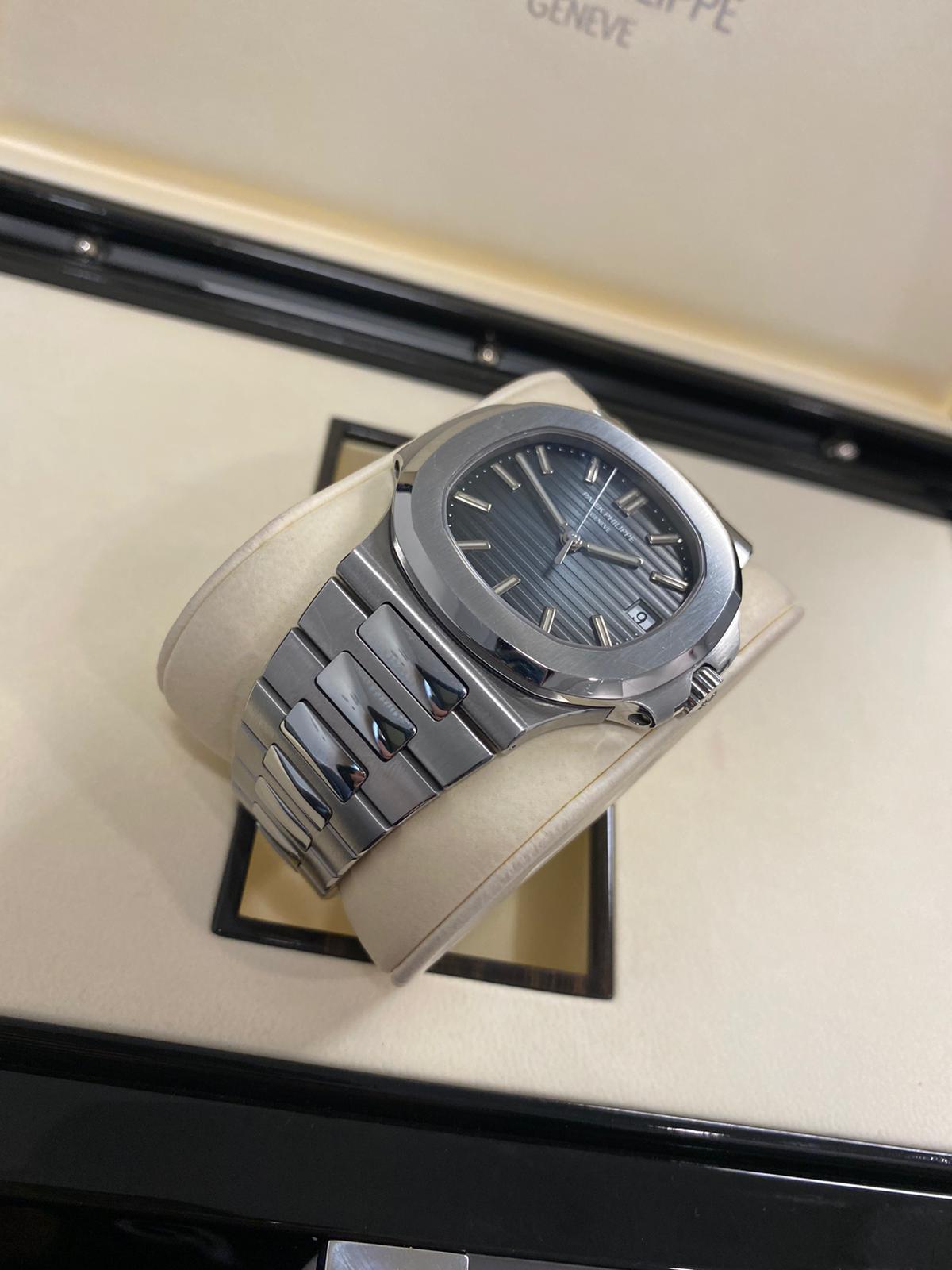 2016 Patek Philippe Nautilus 5711/1a In Excellent Condition For Sale In London, GB