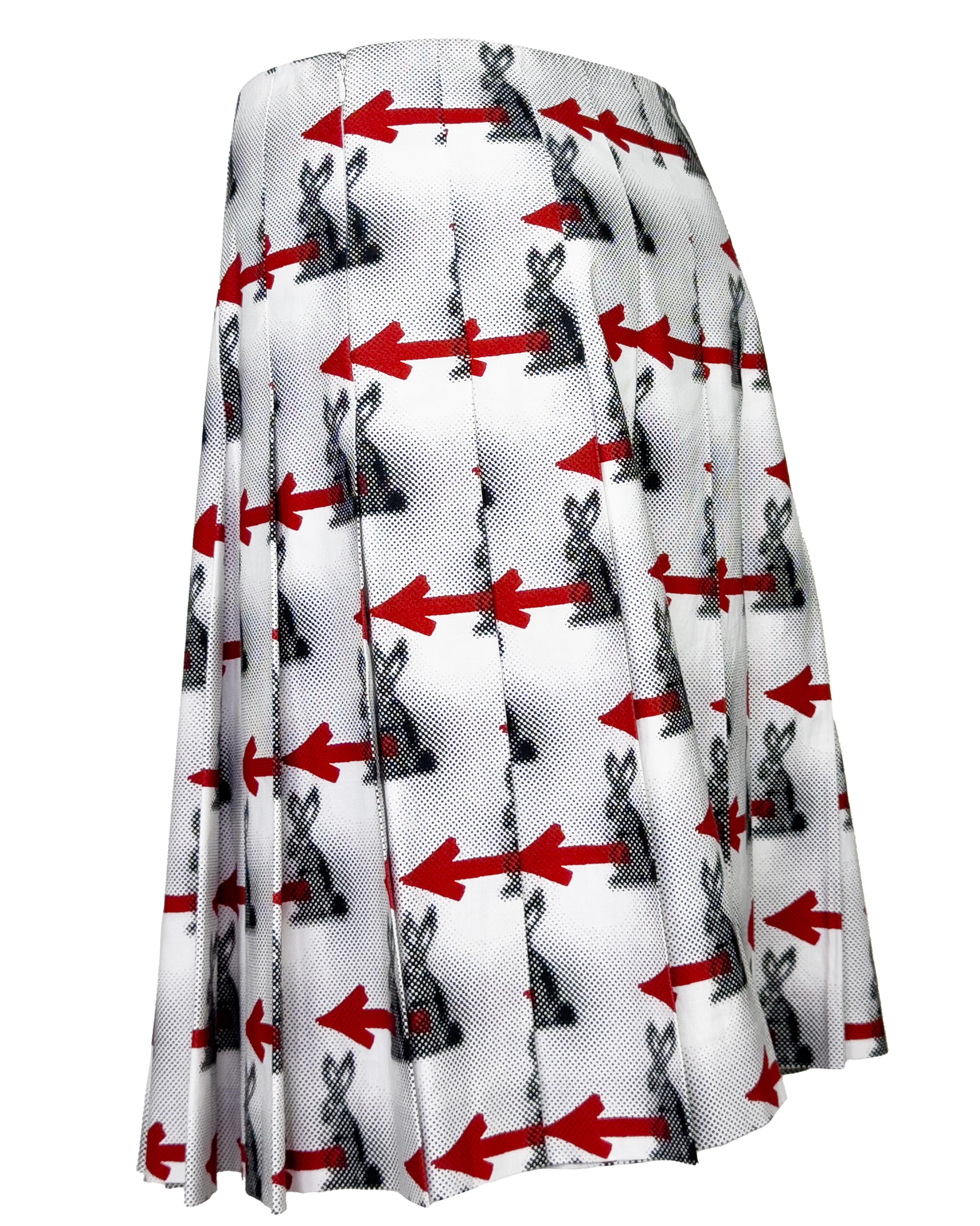 Prada Resort Kollektion 2016 Faltenrock aus Baumwolle mit grauen Kaninchen und roten Pfeilen. Die Sammlungen 2016 waren sehr erfolgreich und gut dokumentiert. Diese kultige Version ist in ausgezeichnetem Zustand und weist keine Gebrauchsspuren auf.