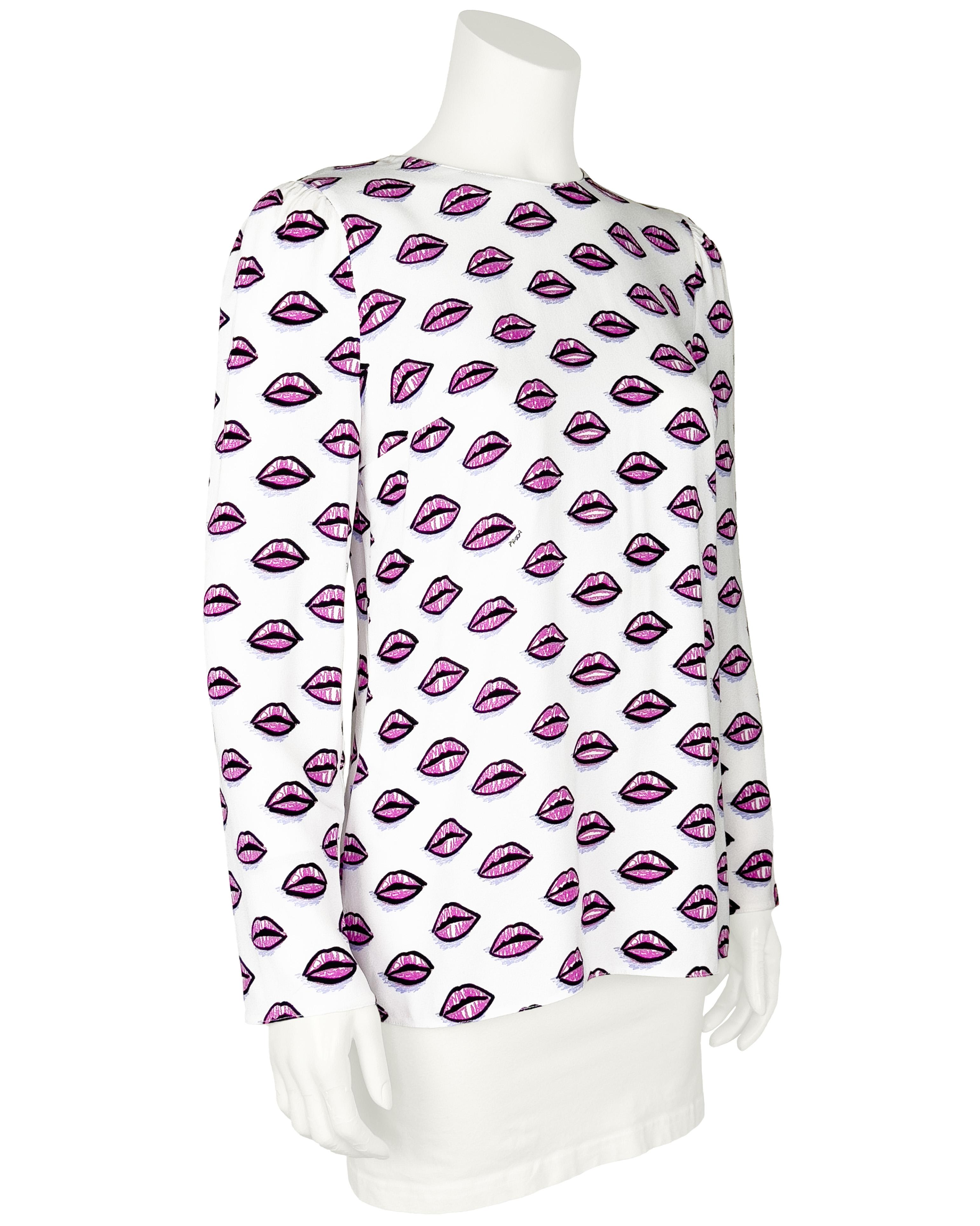 Ambita blusa della Collection'S 2016 di Prada stampata in viscosa ed elastan con maniche lunghe, scollo rotondo e lacci lunghi dietro il collo. Vestibilità slim, ben documentata e molto versatile. Si abbina bene a pantaloni neri o jeans. Nessun