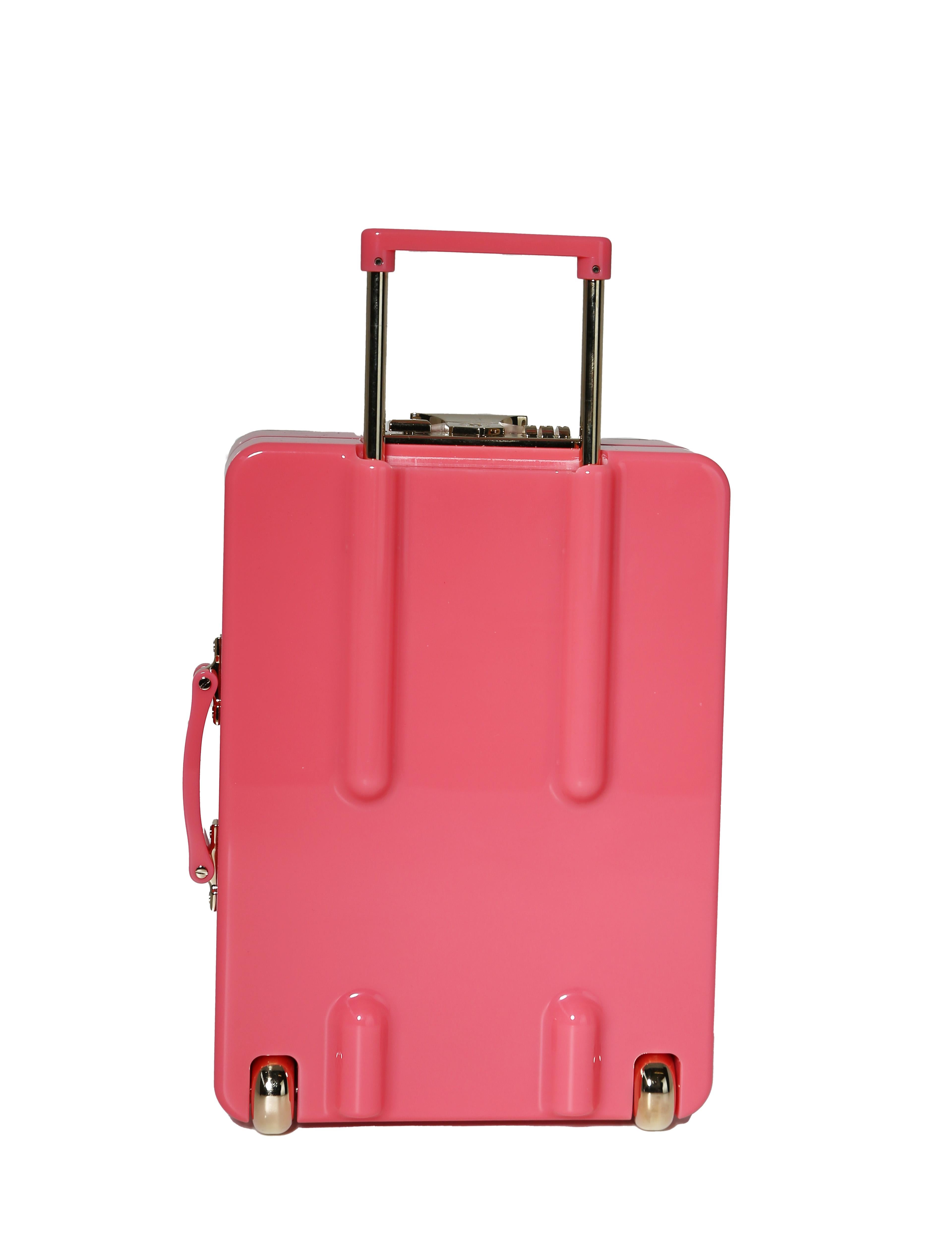 Diese Chanel Trolley Minaudiere Tasche aus rosafarbenem Harz und Lammfell mit goldfarbenen Beschlägen aus der Collection'S Frühjahr/Sommer 2016 verfügt über einen einzelnen Schulterriemen mit Kettengliedern, ein gestepptes Lederpaneel auf der