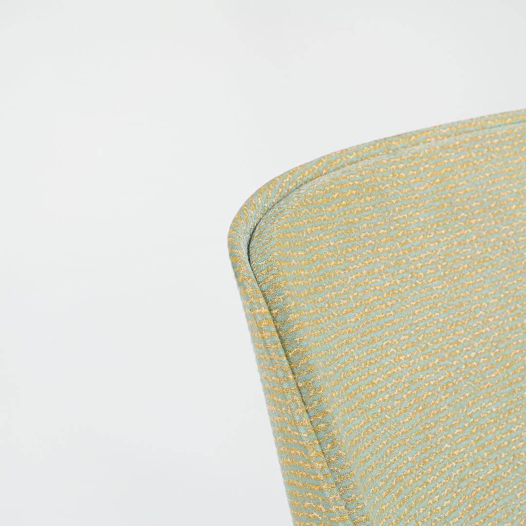 Dies ist ein Paar Vika Swivel Lounge Chairs, entworfen von Monica Forster für Bernhardt Design im Jahr 2010. Diese Beispiele stammen aus dem Jahr 2016. Im angegebenen Preis ist ein Stuhl enthalten, und wir haben zwei Stühle zum Kauf verfügbar. Ihr