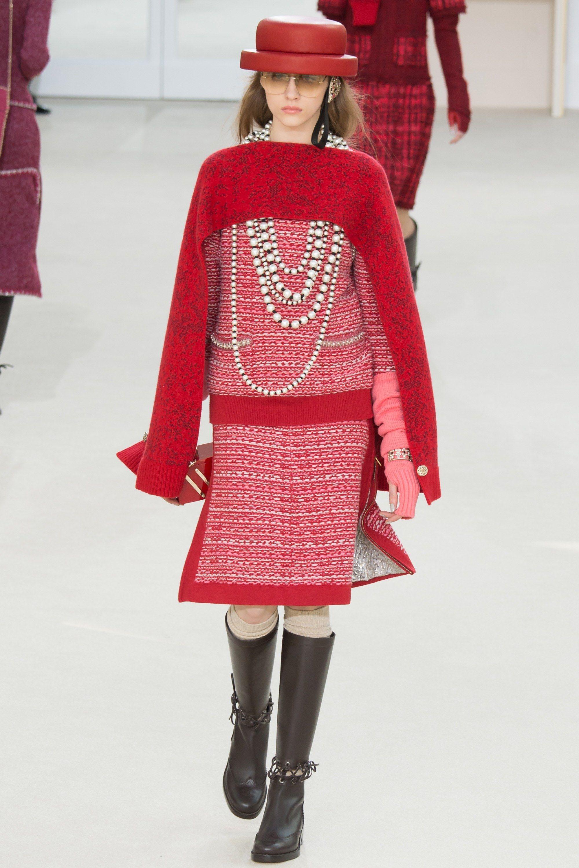 2016s Chanel Catwalk red cashmere skirt featuring a large hight waist, a front jewel logo detail, long side zip, lining in silver jacquard lining, a mid-length. 
Circa Fall 2016-2017 Catwalk Passage n°18 (see photos)
Estimated size