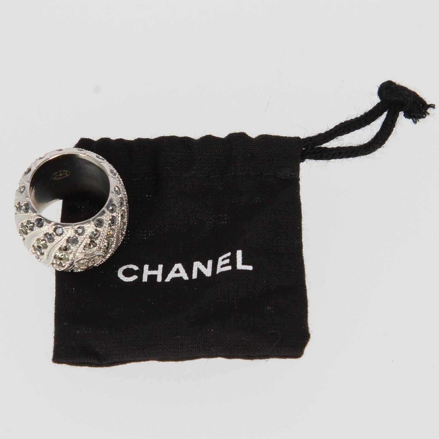 The Chanel silver-tone gray and white crystals ring is embellished by the small CC logo detail on the front. 
Made in Italy

Circumference: 5.4 cm
Band width: 1.8 cm 


