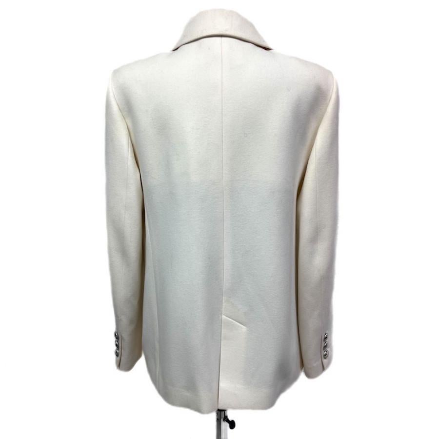 Wunderschöne Chanel ecrufarbene Wolljacke aus Wolle und Kaschmir.  Diese Jacke stammt von der Herbst-Winter-Show 2017-2018 auf dem Laufsteg. Die Tasten sind zweifarbig und stellen eine Weltkarte mit einem CC-Logo dar.
Zustand: sehr gut
Hergestellt