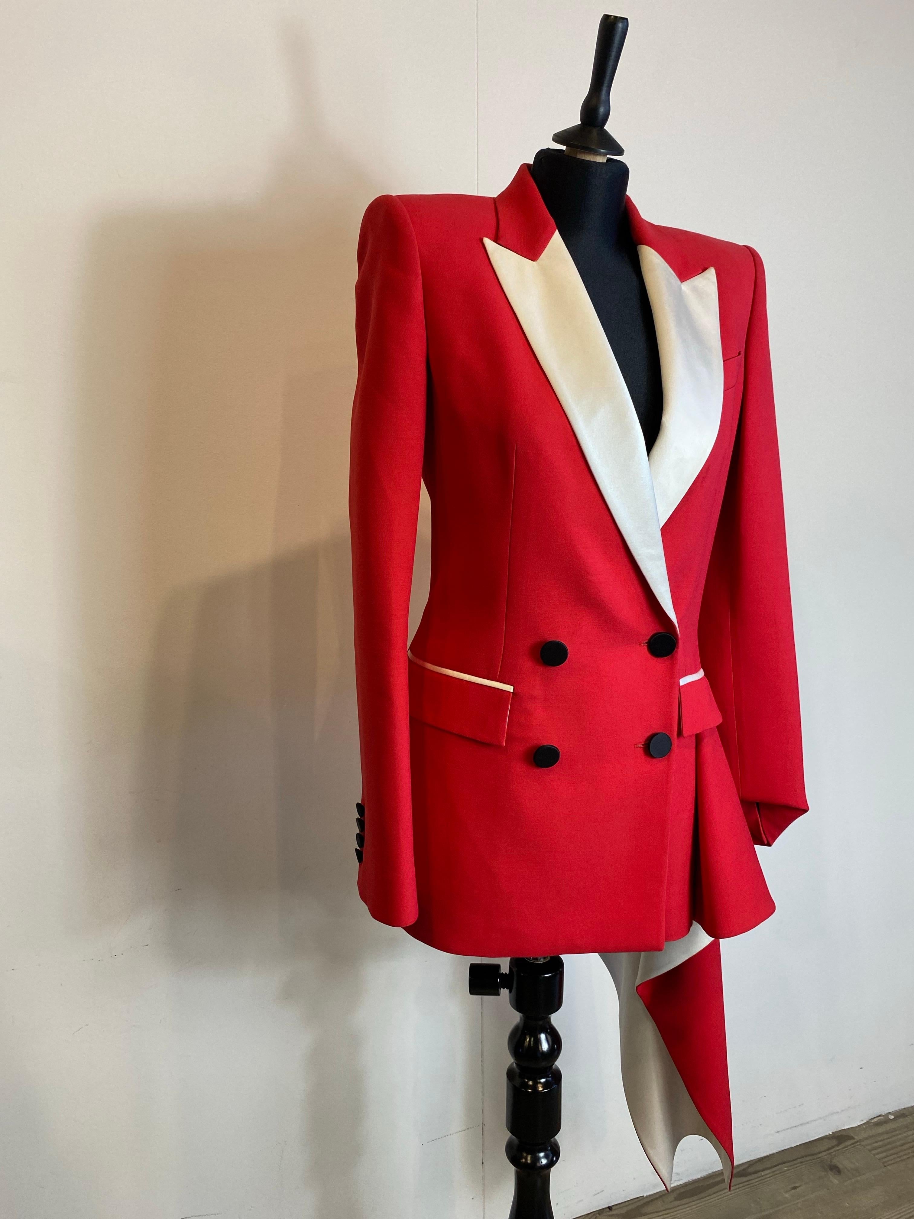 Roter Blazer von Alexander McQueen mit weißen Details und schwarzen Knöpfen, doppelreihiger Verschluss.
Auffallend ist die Drapierung an der Seite.
Aus der Collection'S 2017.
Wolle und Seide, Größe 42.
Gepolsterte Schultern.
Schultern 42 cm
Ärmel 67
