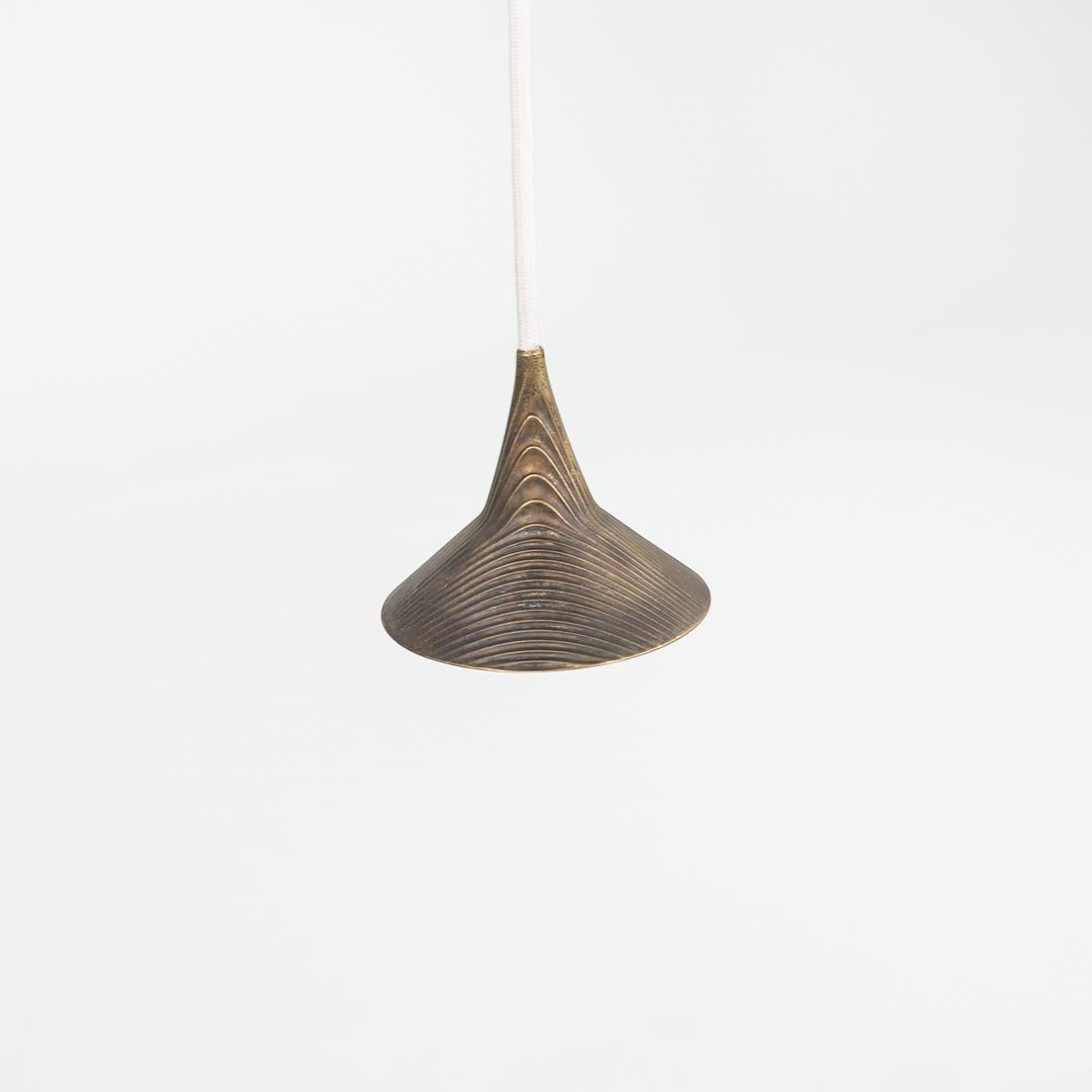 Se trata de una lámpara de suspensión LED Unterlinden fabricada con una pantalla de bronce. Esta lámpara fue diseñada por Herzog & de Meuron y producida por Artemide en Italia. Data de hacia 2017 y está garantizada como auténtica. El estado es