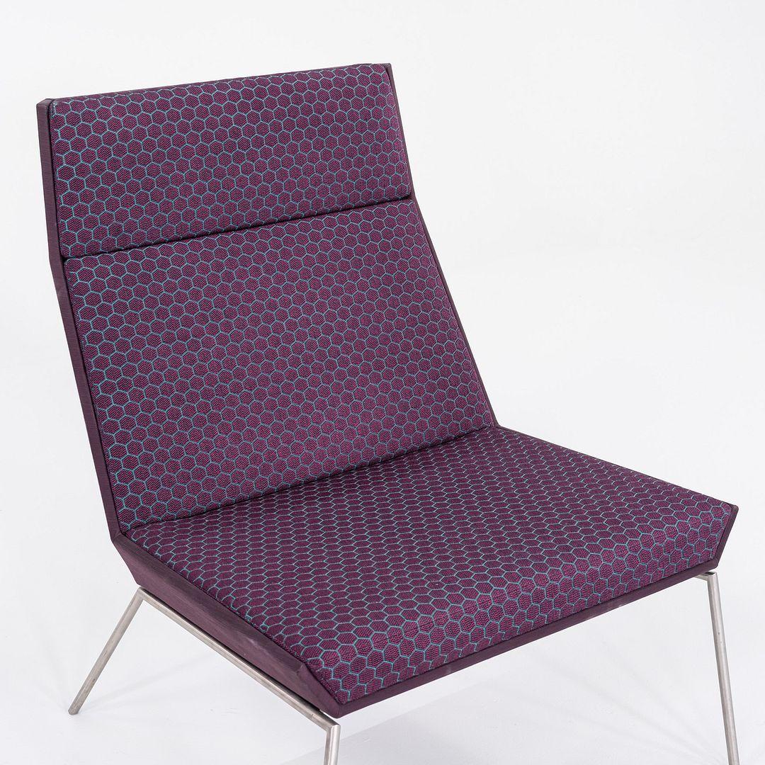 Dies sind High Back Fold Lounge Chairs, Modell 233-01, ursprünglich entworfen von Brian Graham für Martin Brattrud Inc. Diese besonderen Exemplare wurden 2017 hergestellt. Sie bestehen aus einem Stahlrahmen und ihre Sitze sind mit Architex Lotta