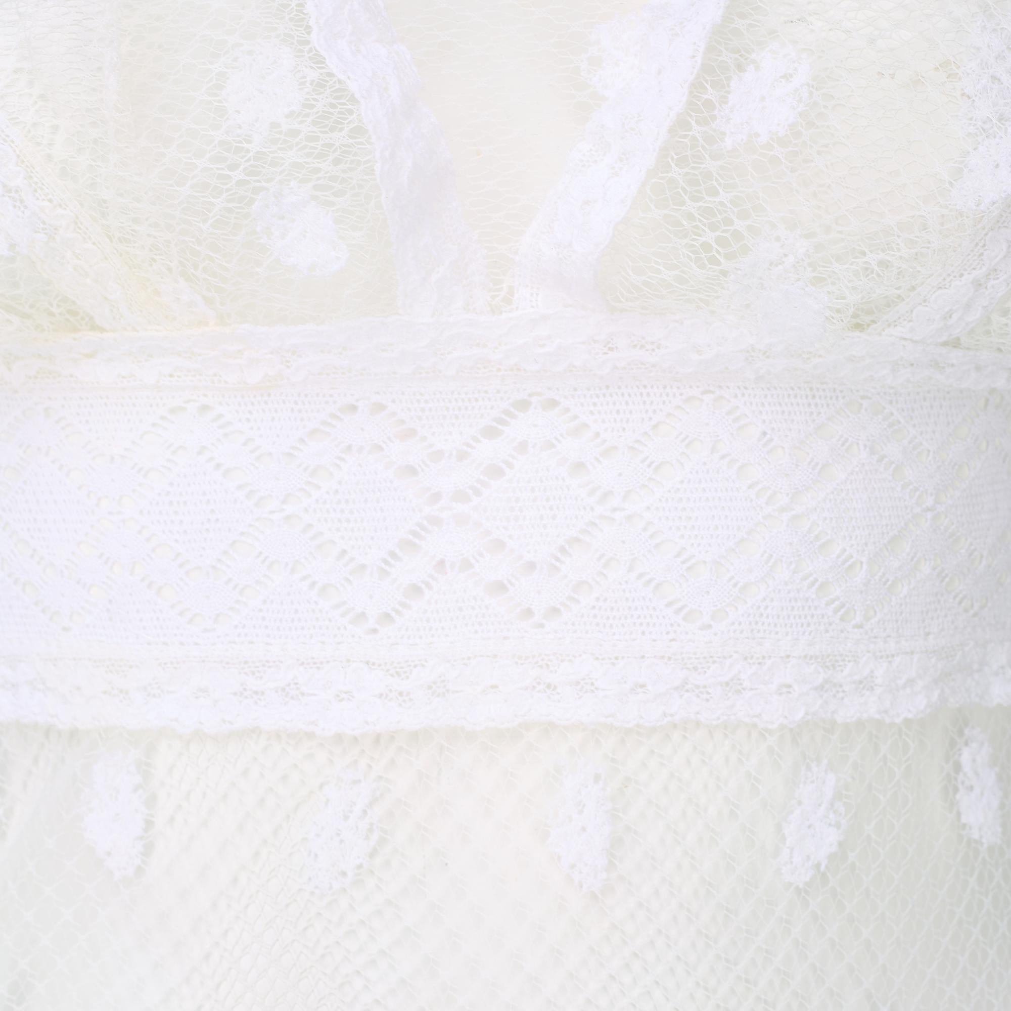 2017 Burberry Runway Documented Robe en maille et dentelle blanche Excellent état - En vente à London, GB