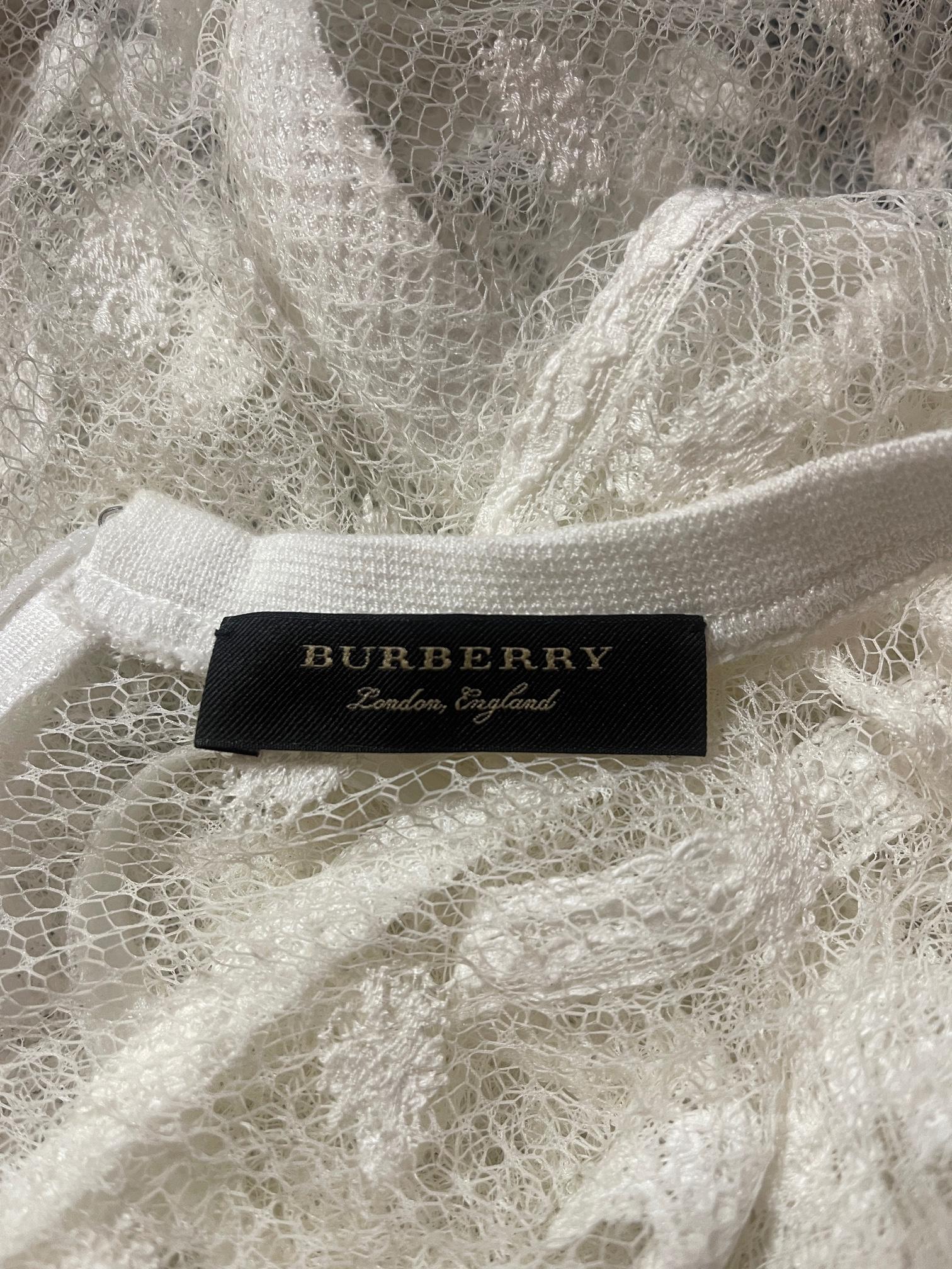 2017 Burberry Runway Documented Robe en maille et dentelle blanche Pour femmes en vente