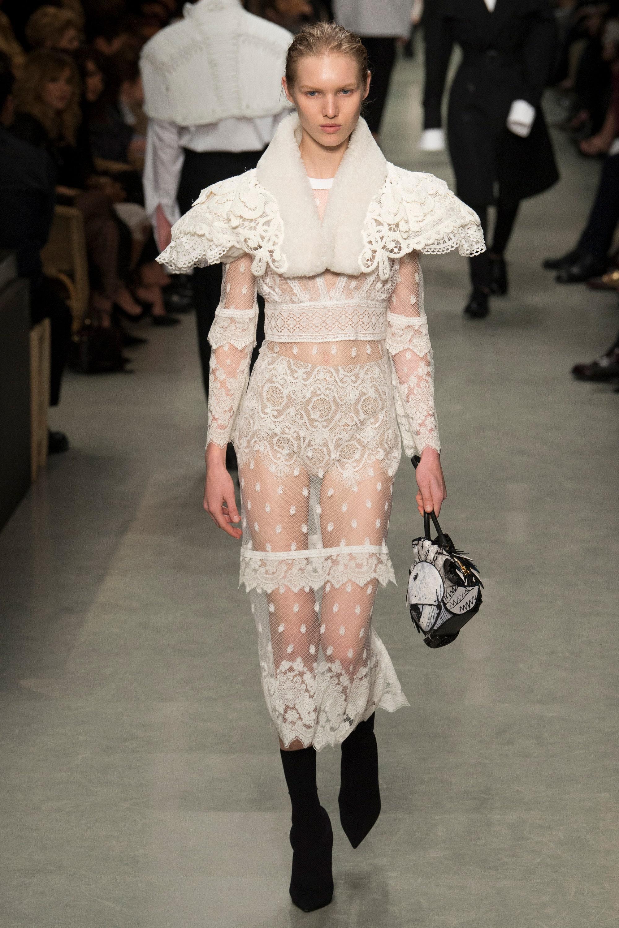 2017 Burberry Runway Documented Robe en maille et dentelle blanche en vente 1