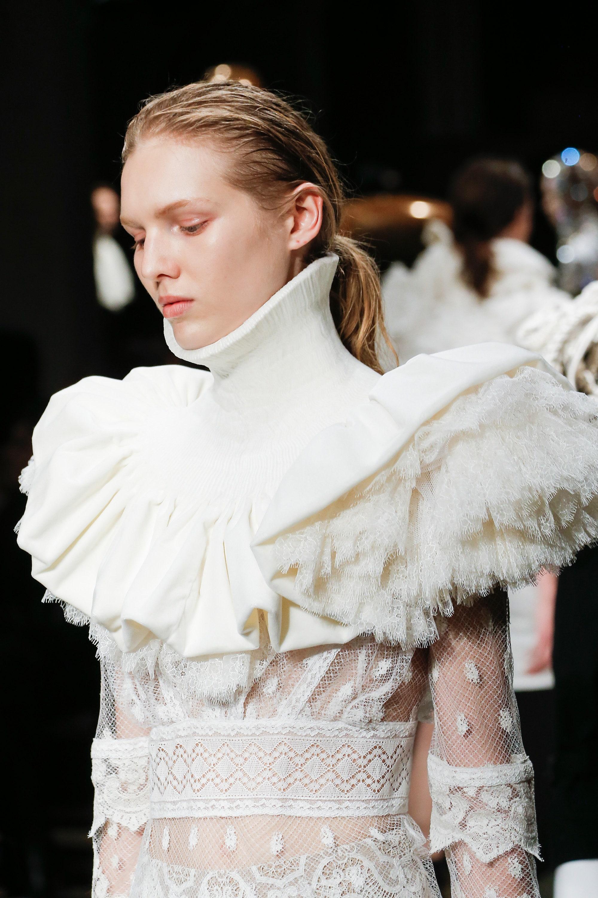 2017 Burberry Runway Documented Robe en maille et dentelle blanche en vente 2