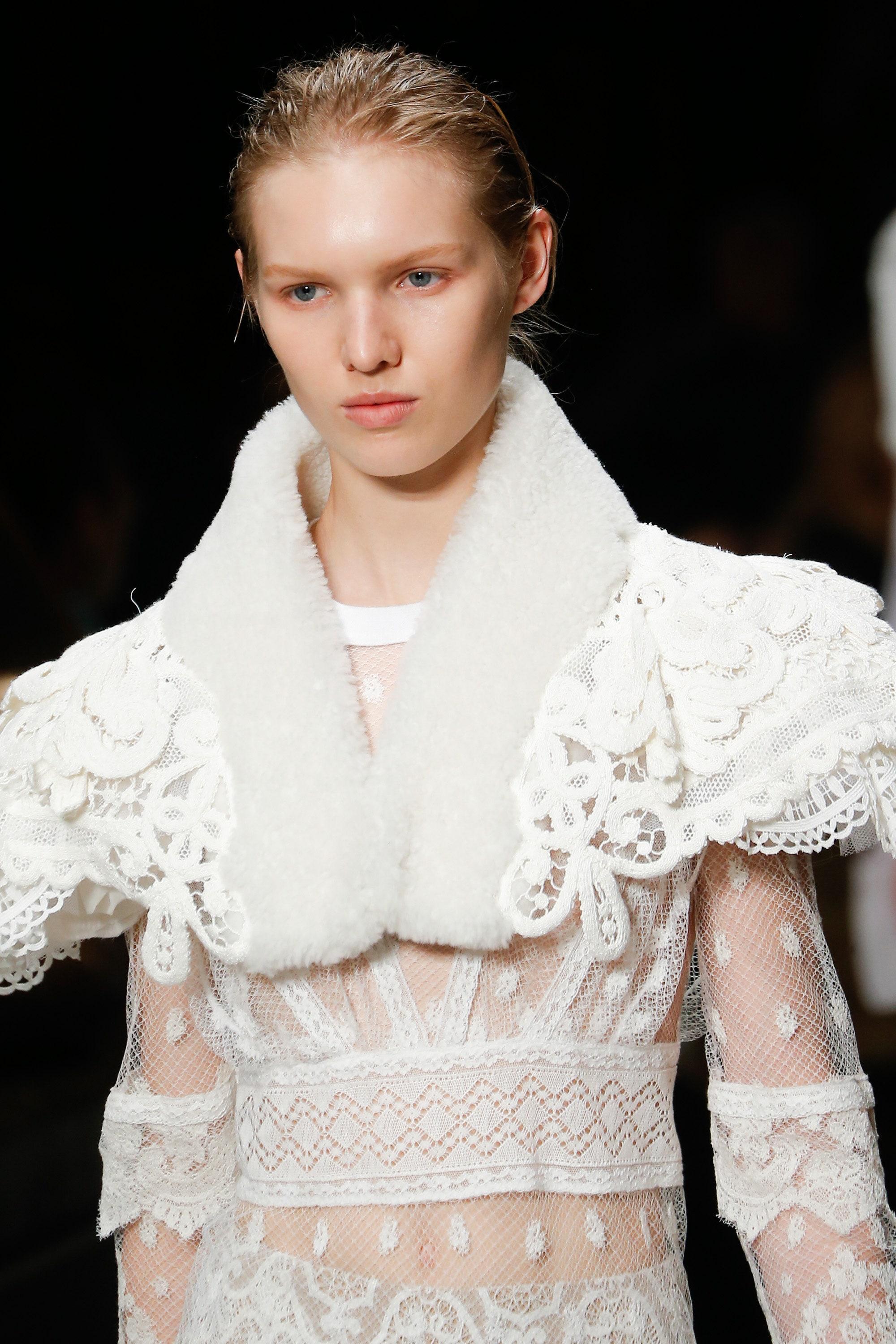 2017 Burberry Runway Documented Robe en maille et dentelle blanche en vente 3