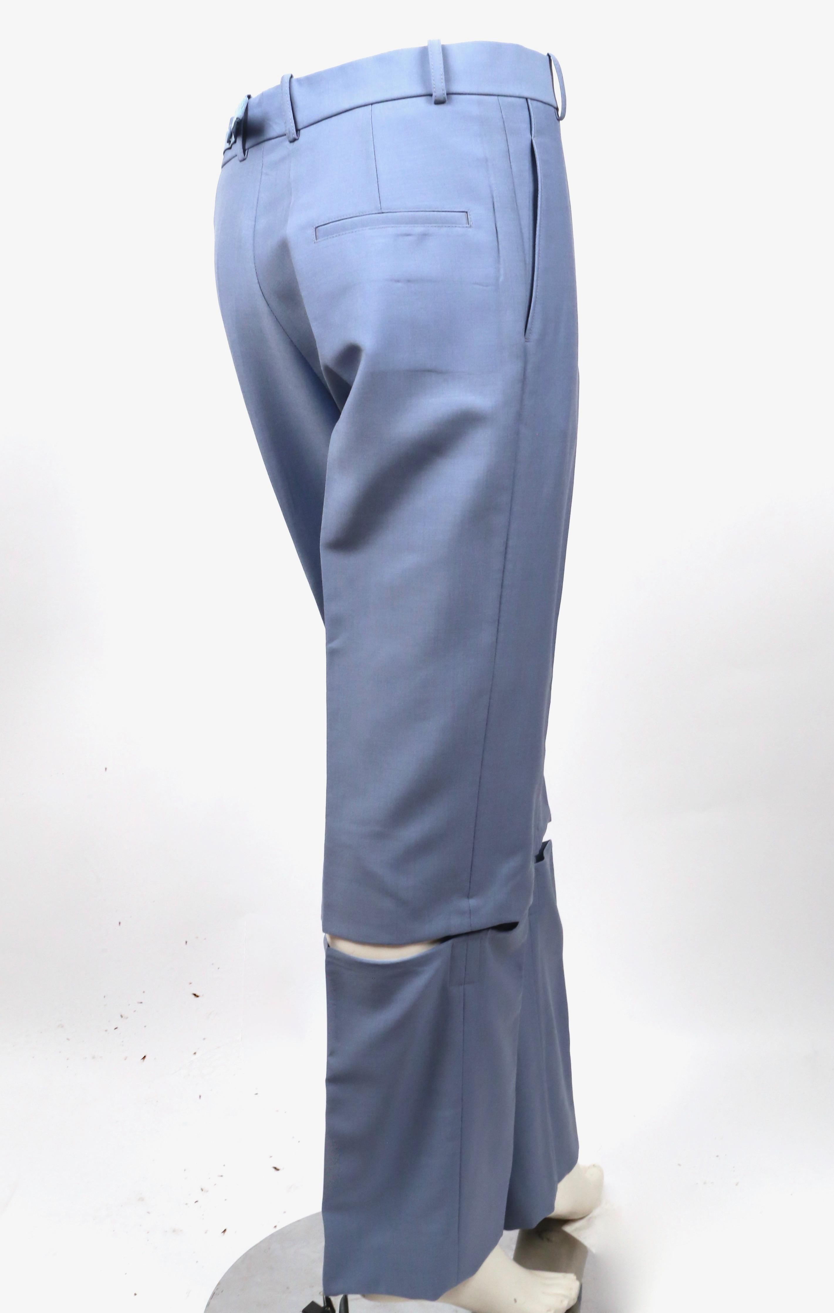Pantalones convertibles azules diseñados por Phoebe Philo para Celine exactamente como se vieron en la pasarela de otoño de 2017. Los pantalones tienen botones para que se puedan quitar las partes inferiores. Talla 38 francesa. Medidas aproximadas: