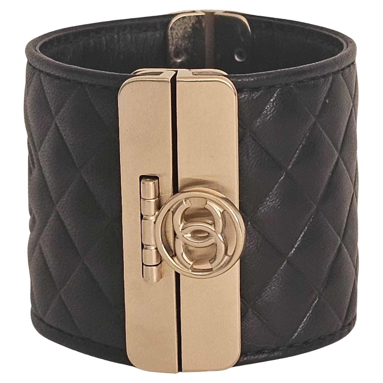 2017 Chanel - Bracelet CC en cuir noir matelassé en vente