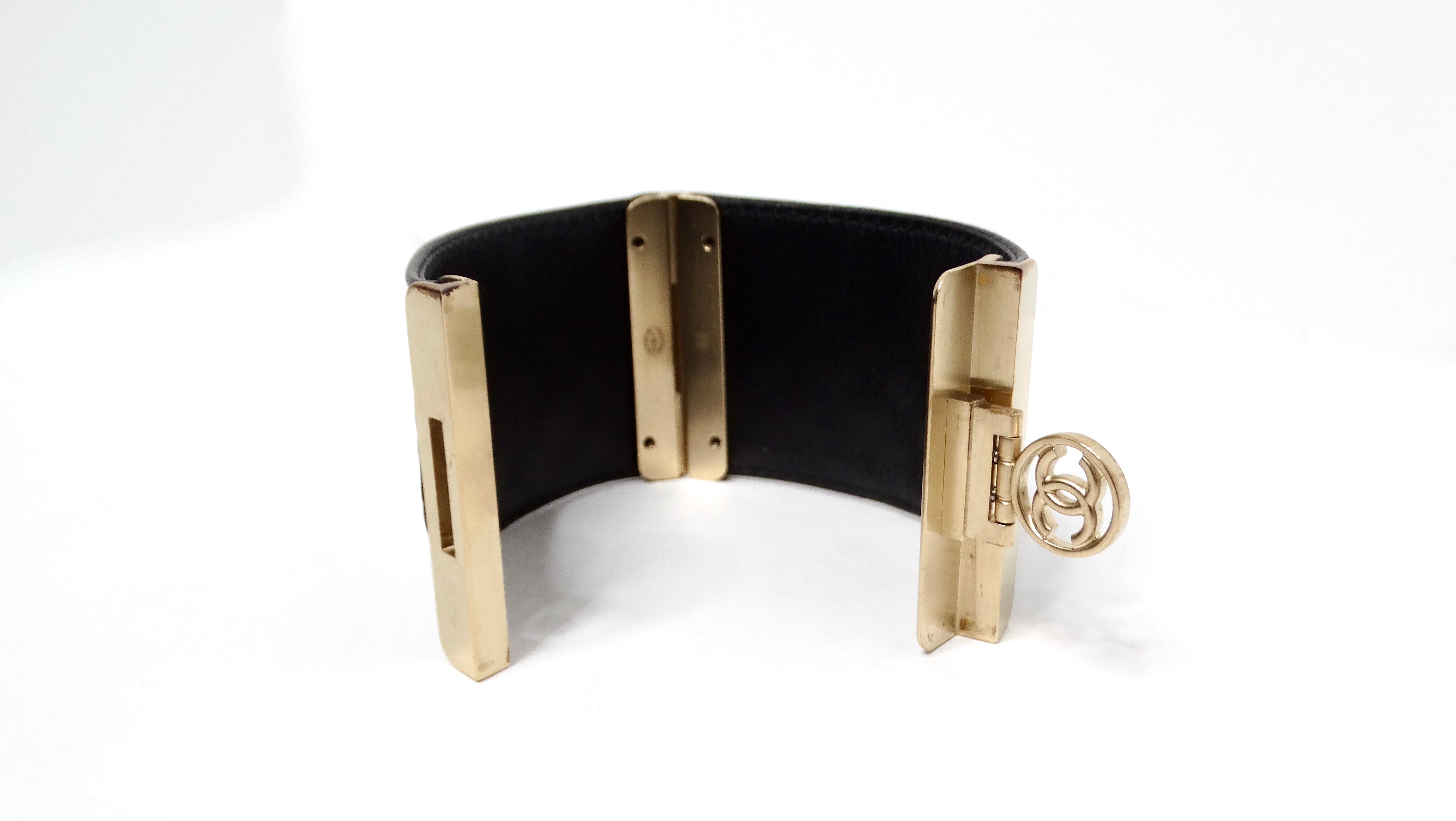2017 Chanel Schwarzes gestepptes Kalbsleder Interlocking CC Geprägtes Manschettenarmband im Zustand „Gut“ im Angebot in Scottsdale, AZ