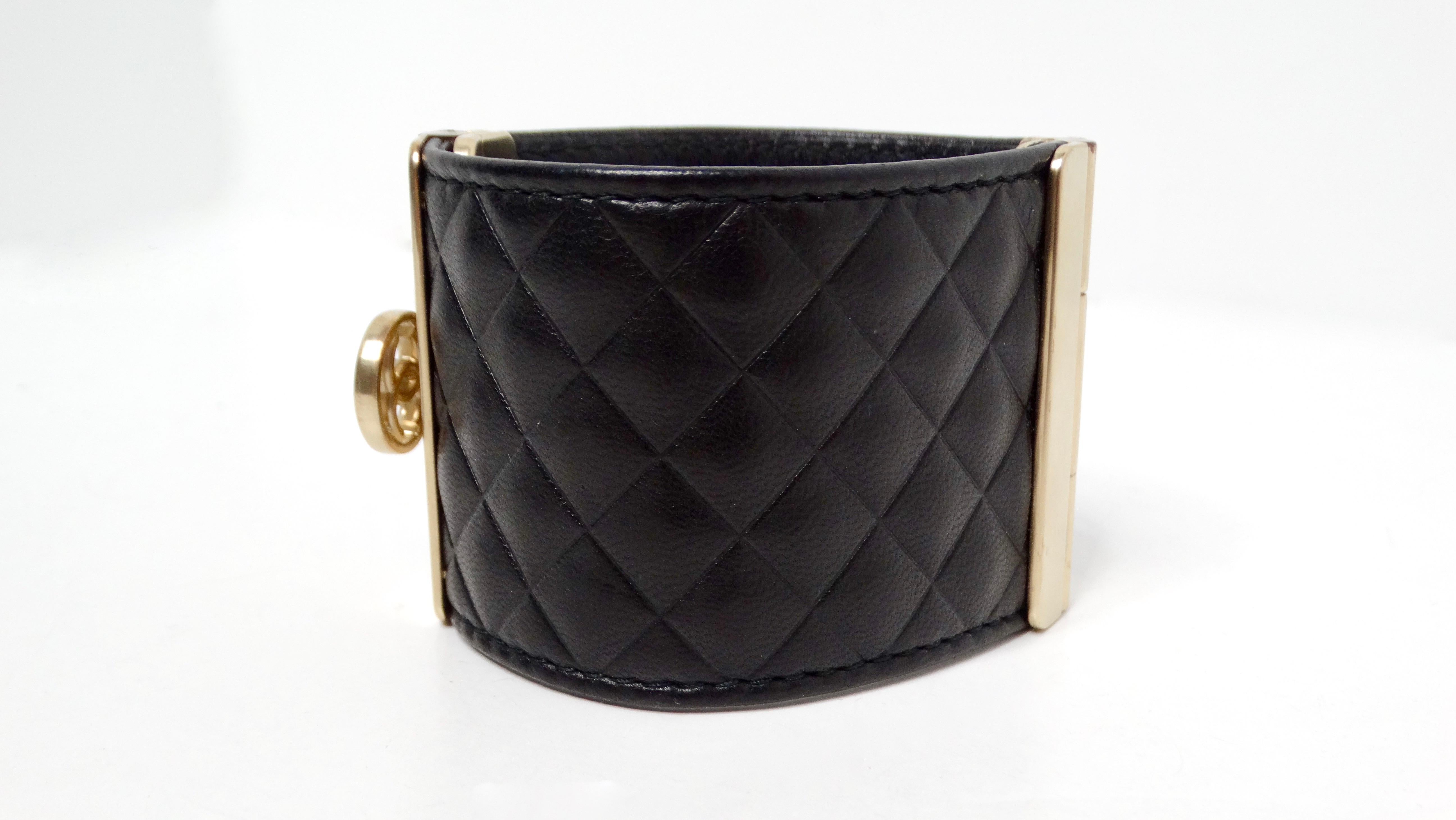 2017 Chanel Schwarzes gestepptes Kalbsleder Interlocking CC Geprägtes Manschettenarmband im Angebot 1