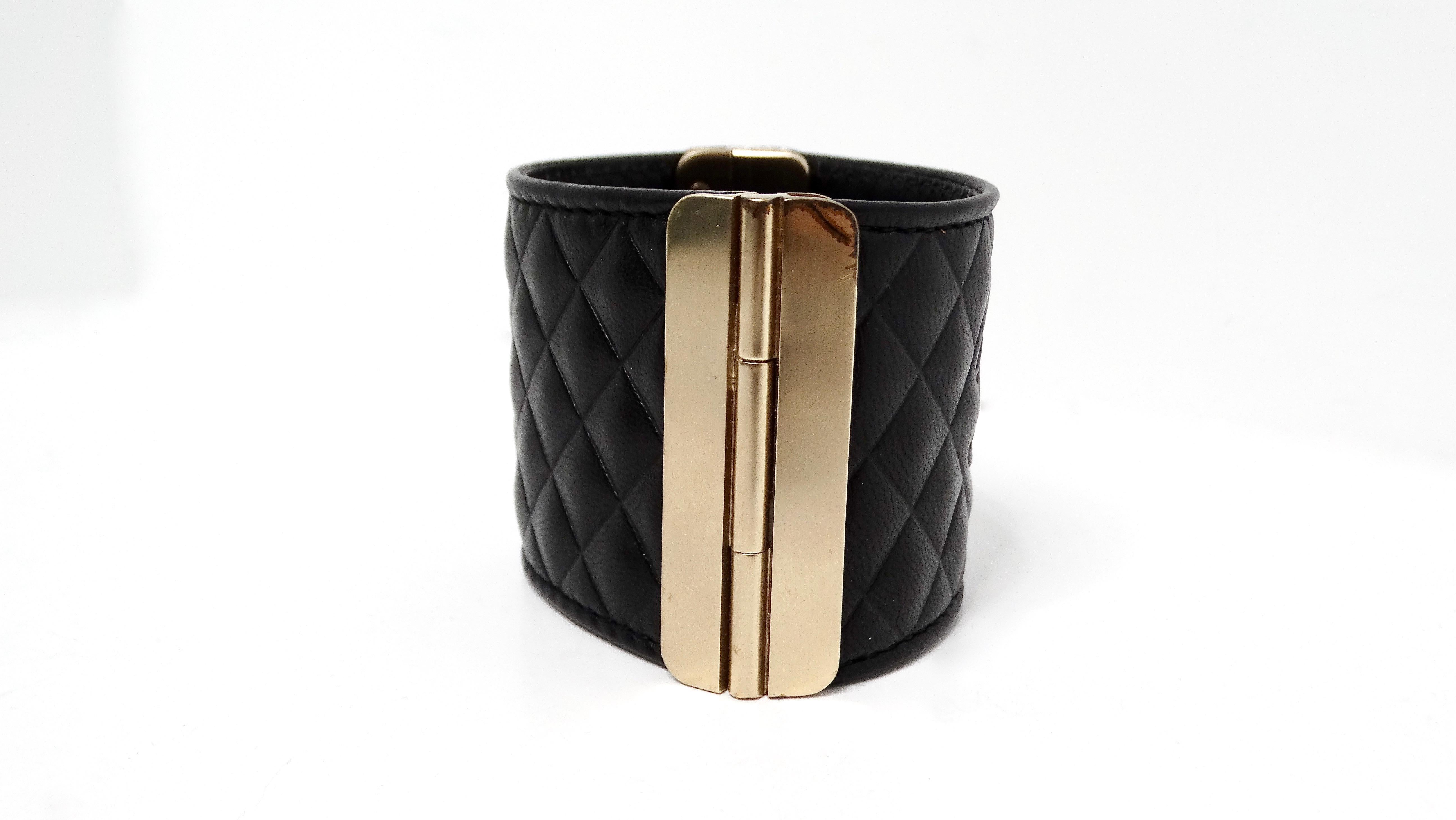 2017 Chanel Schwarzes gestepptes Kalbsleder Interlocking CC Geprägtes Manschettenarmband im Angebot 2