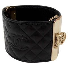 2017 Chanel Schwarzes gestepptes Kalbsleder Interlocking CC Geprägtes Manschettenarmband