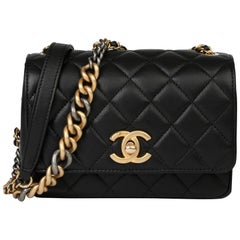 2017 Chanel - Mini sac à rabat en cuir d'agneau matelassé noir avec pochette en perles dorées
