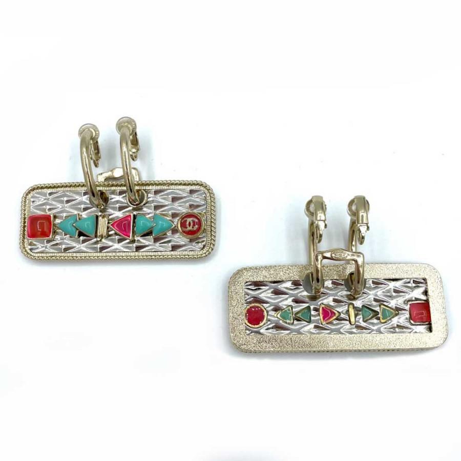 Stunning Chanel clips from the collection Spring Summer 2017, seen on the runway show
Condition: excellent
Made in France 
Material: metal
Color: pale gold, coral, turquoise, pink
Dimensions: rectangle: 6 cm x 2.5 cm - height 4.5 cm